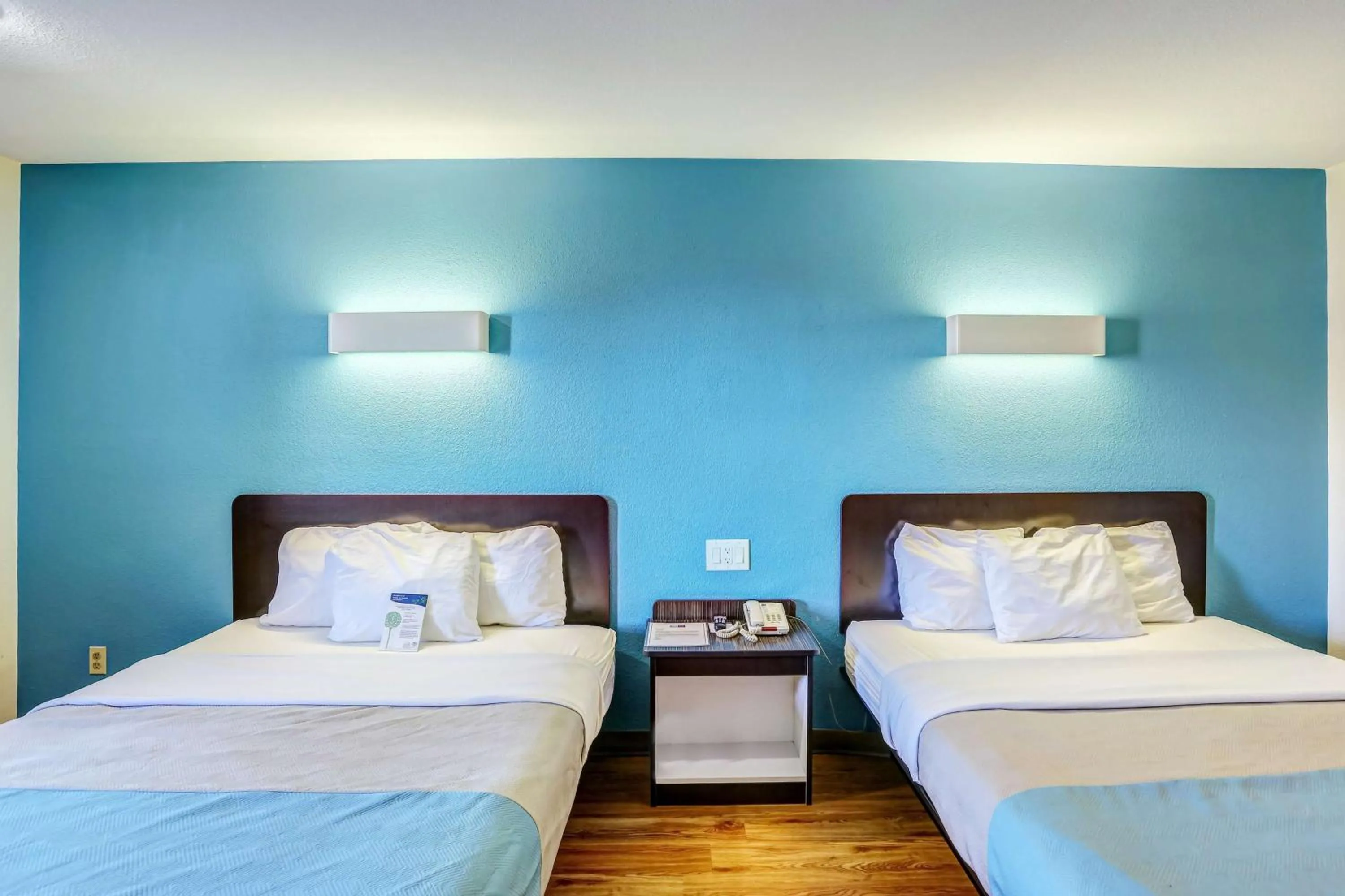 Queen Room with Two Queen Beds - Smoking in Motel 6-Dickson, TN