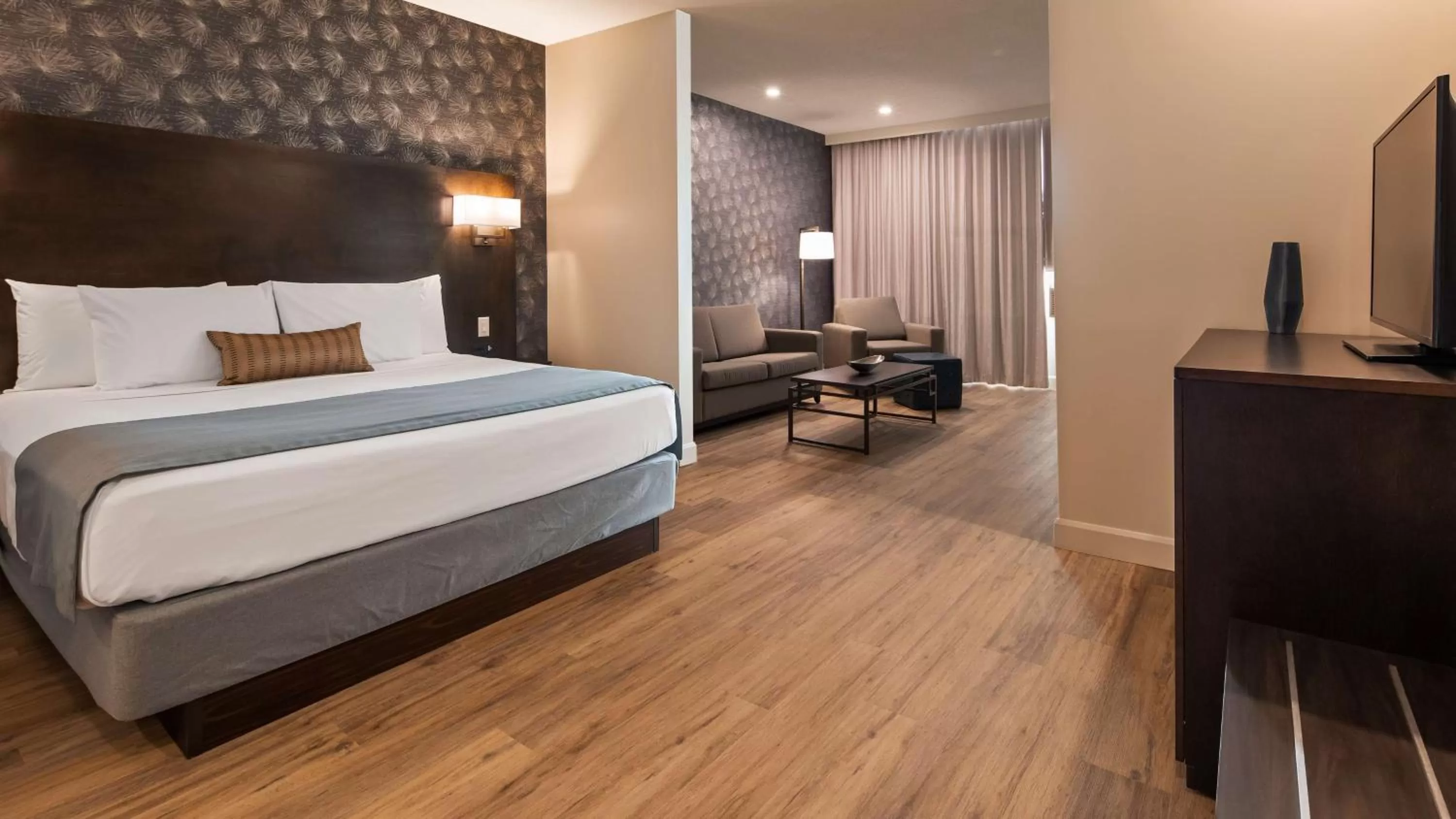Two-Bedrooms King Suite in Best Western Plus Montreal East