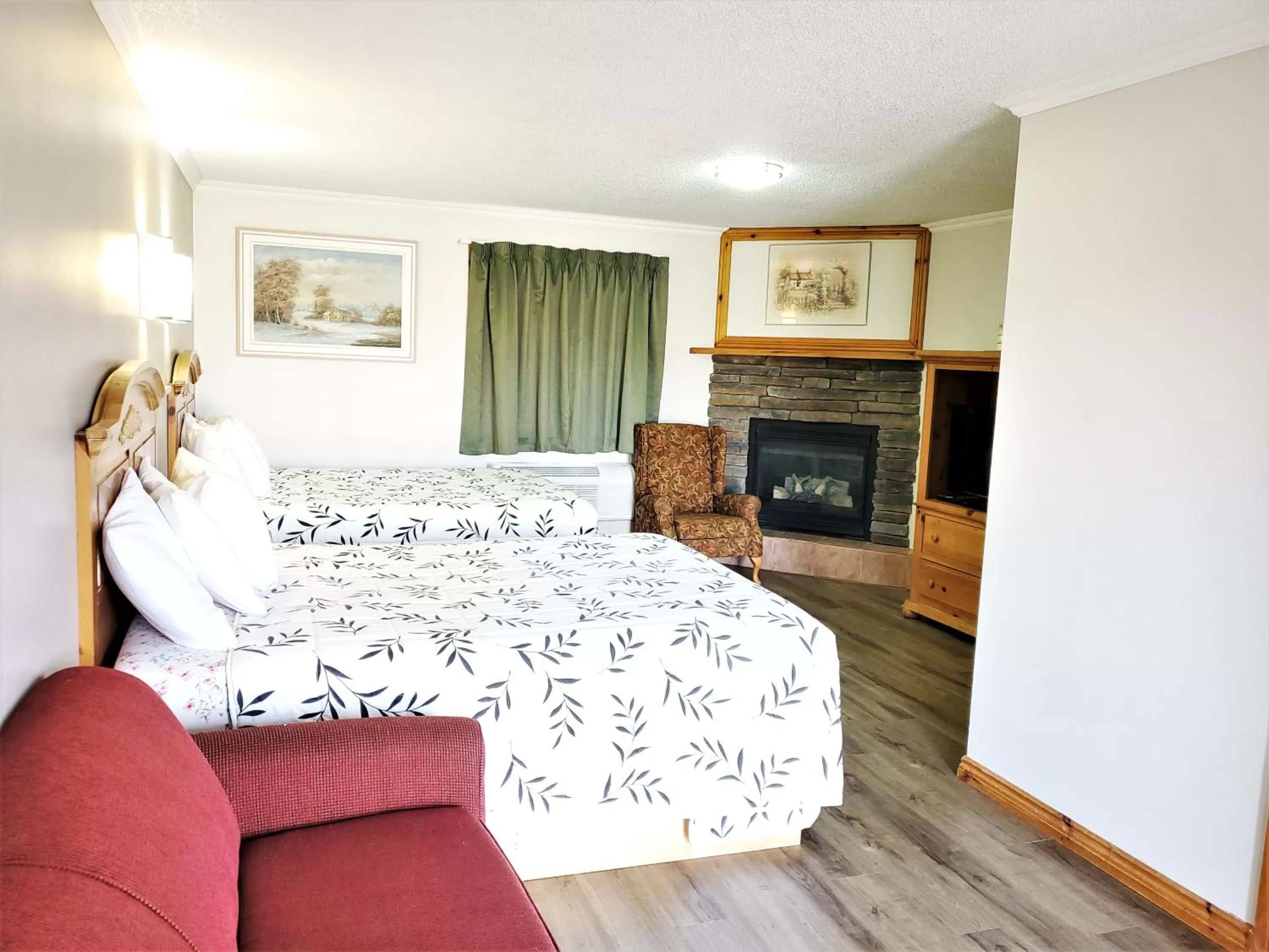 Family Suite (5 Adults) in Knights Inn Colonial Fireside Inn