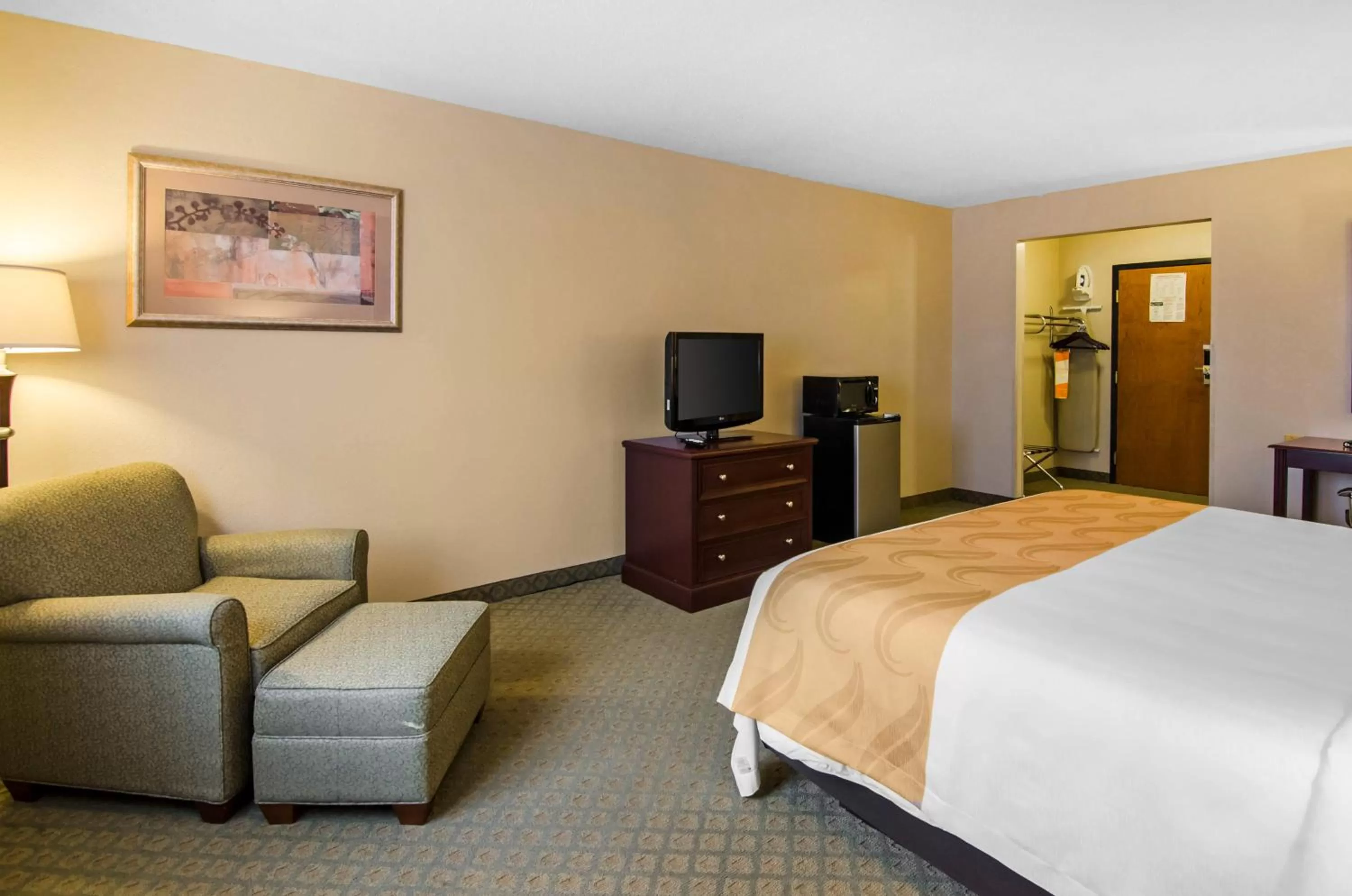 Standard King Room - Pet Friendly/ Non-Smoking in Quality Inn Summersville