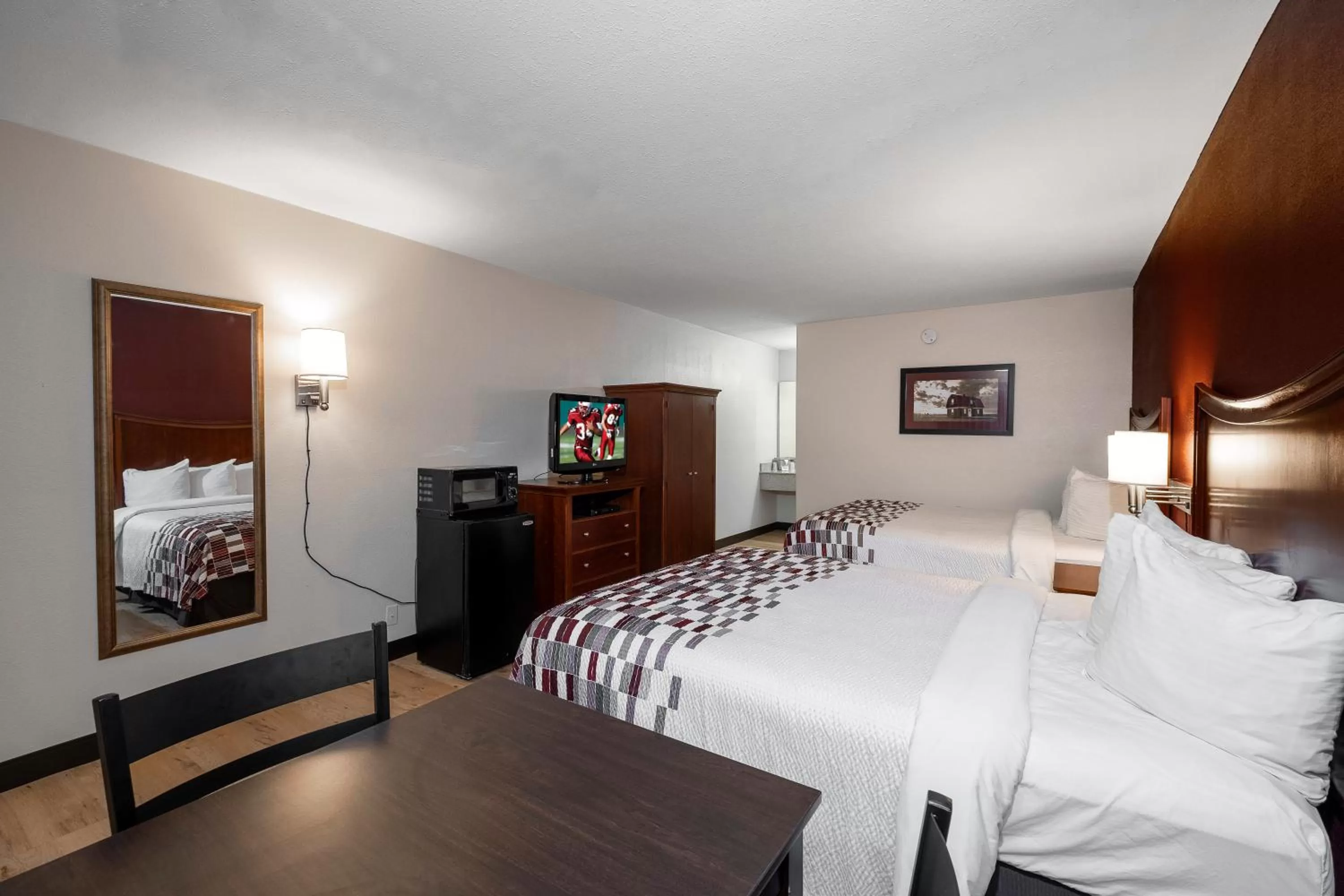 Deluxe Room with Two Queen Beds Smoking in Red Roof Inn Dothan