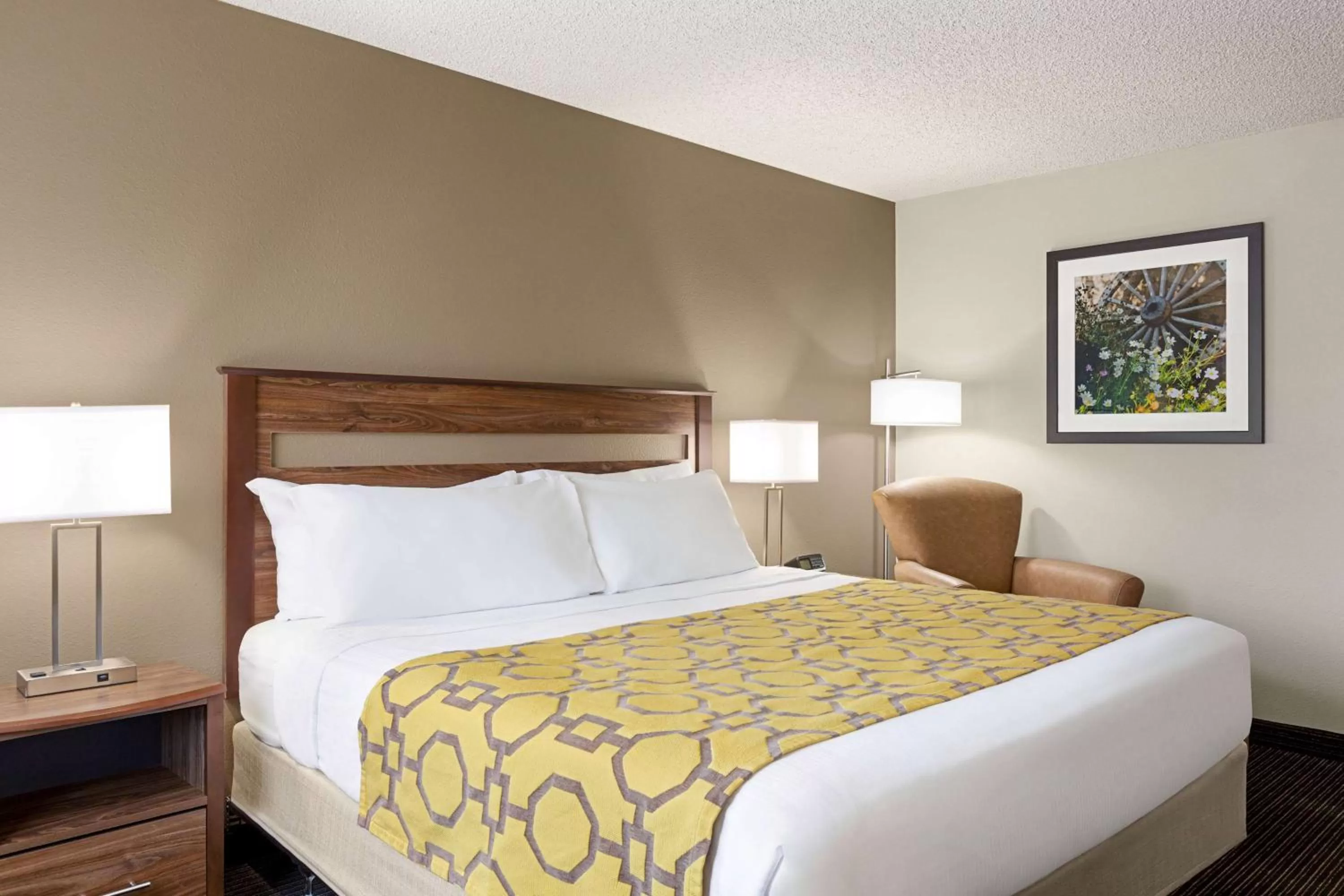 Queen Room with Bath Tub - Mobility Accessible/Non-Smoking in Baymont by Wyndham Whitefish