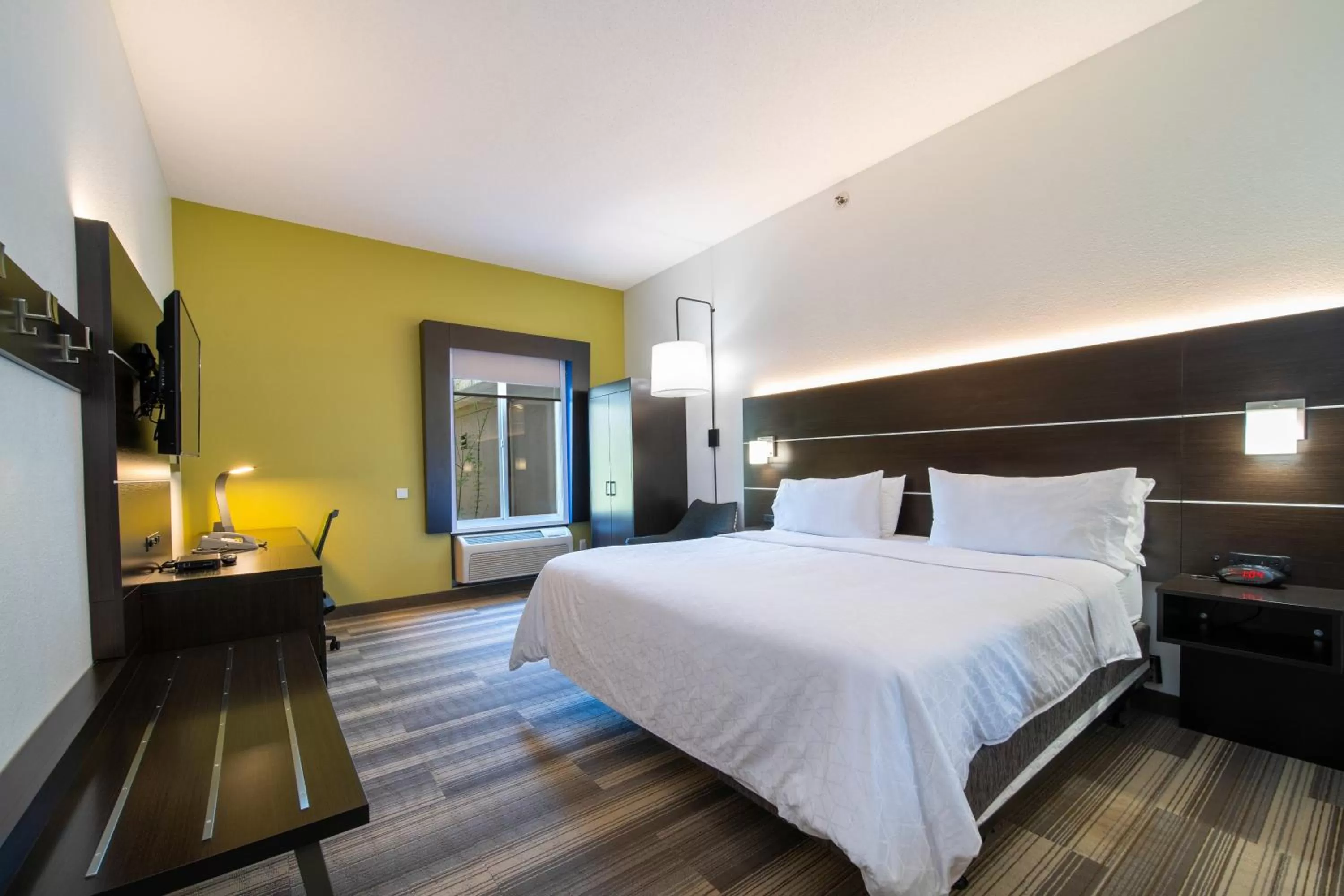 King Room with Roll-In Shower - Disability Access in Holiday Inn Express Hotel & Suites Bedford, an IHG Hotel