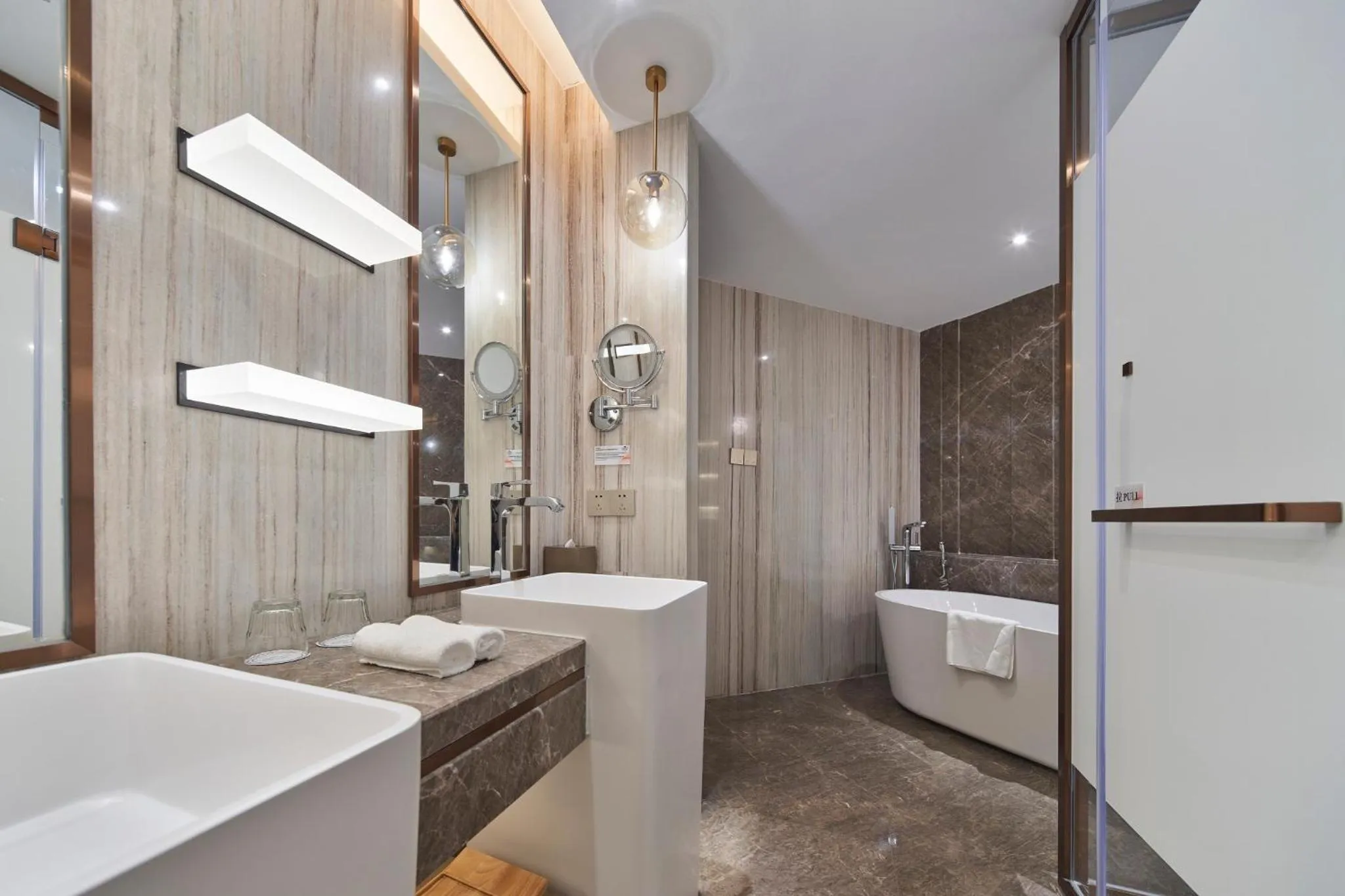 24 Hours Stay - Executive Suite in Howard Johnson Paragon Hotel Beijing