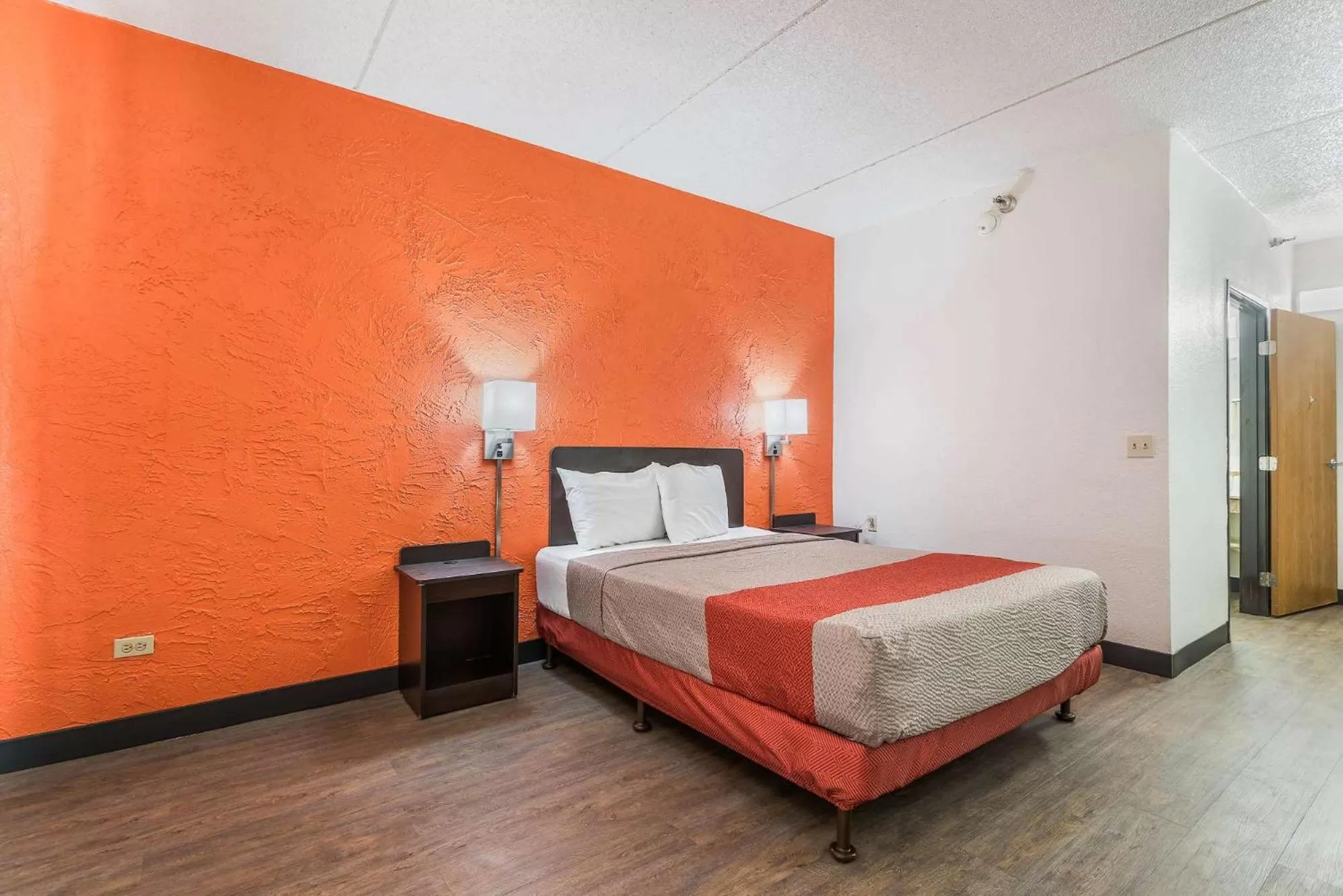 Queen Room - Non-Smoking in Motel 6-Bridgeview, IL