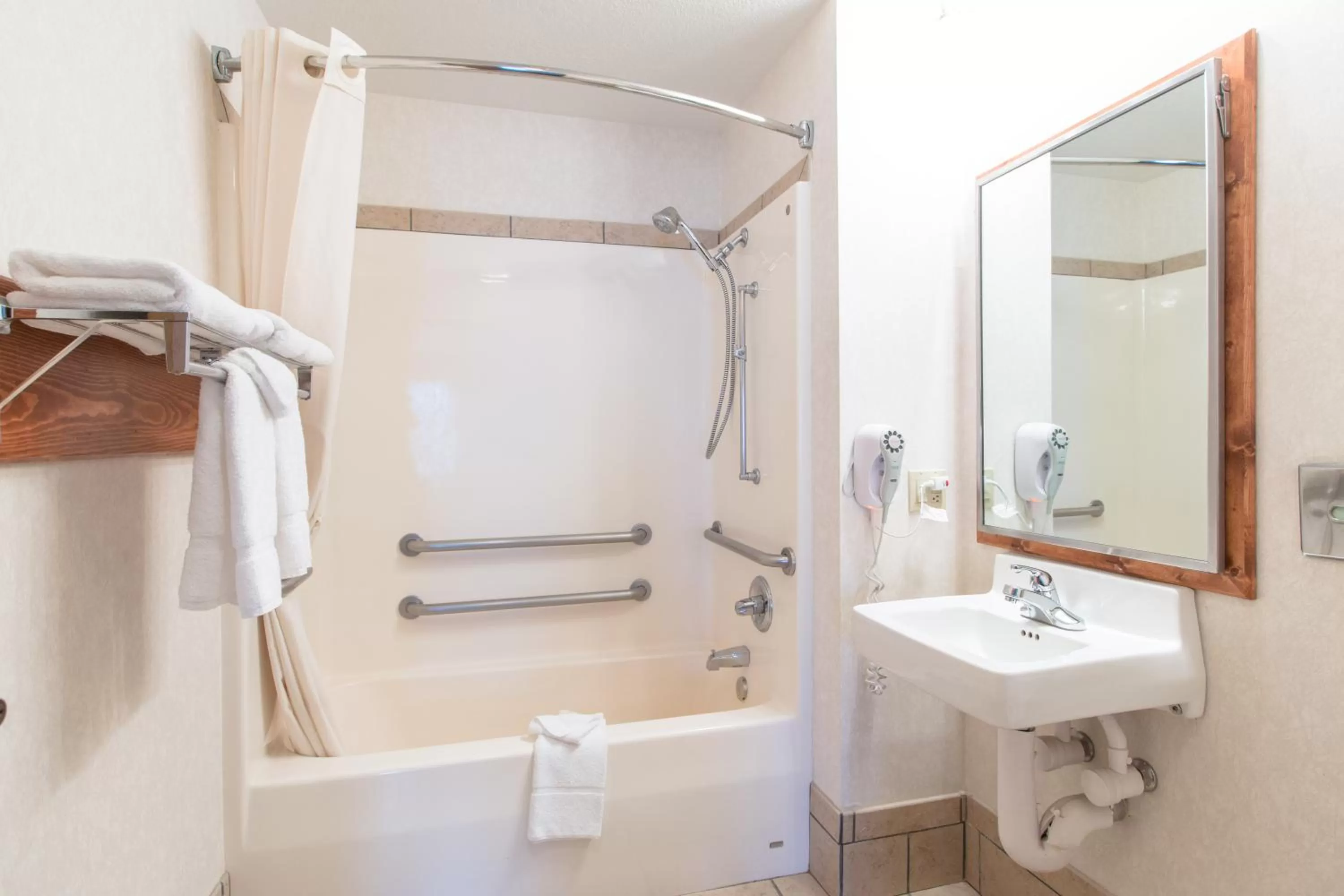 King Room with Accessible Tub - Accessible/Non-Smoking in Quality Inn & Suites University