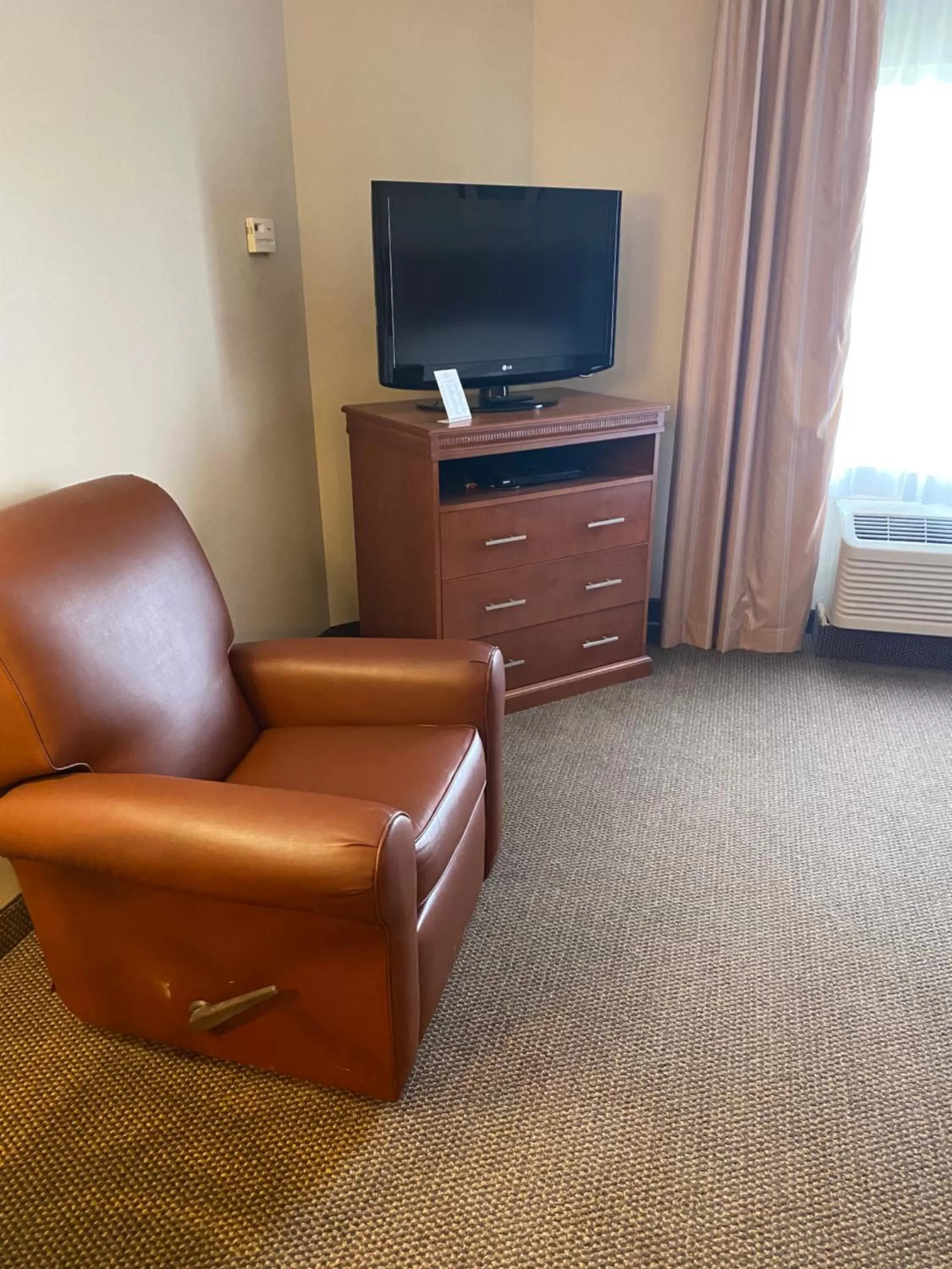 One-Bedroom Queen Room with Mobility Accessible Tub - Non-Smoking in Candlewood Williamsport by IHG
