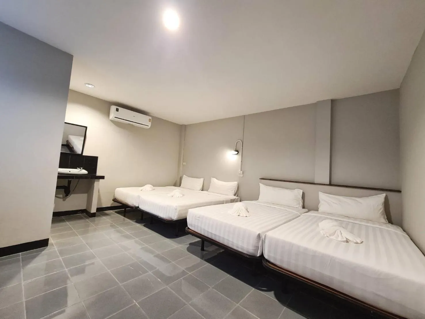 Family 4 Beds With Private Bathroom in The 8 Factory Hotel