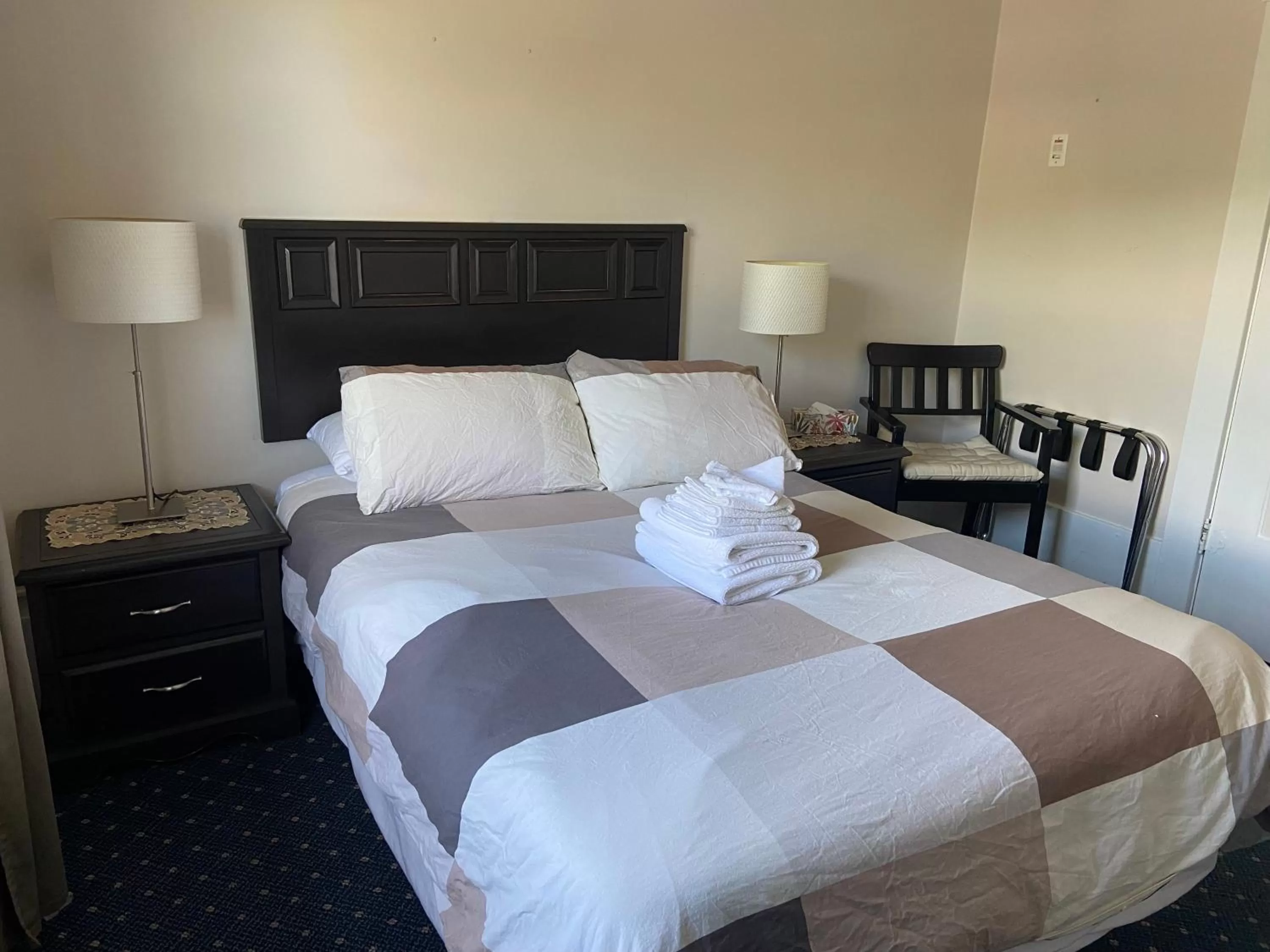 Budget Double Room in Windsor Guest House