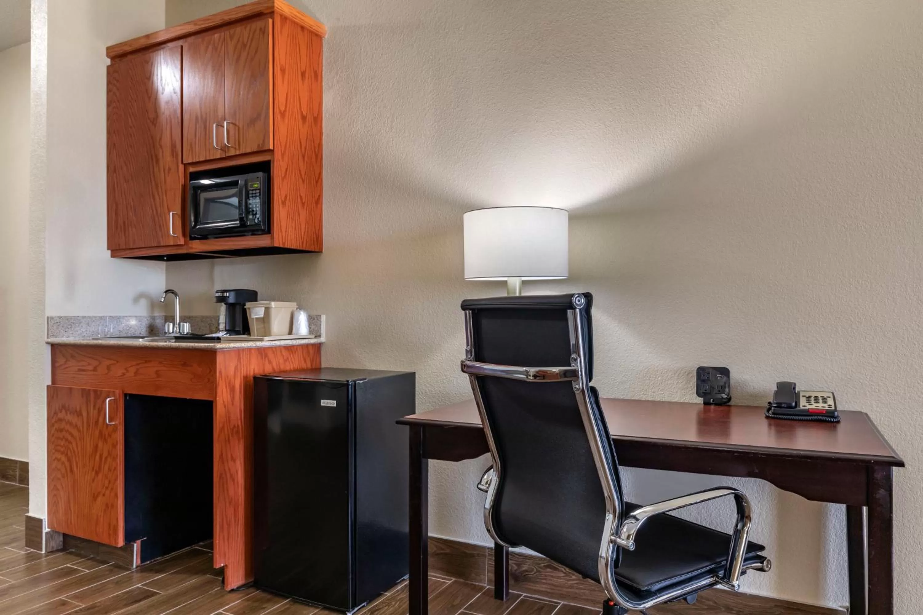 King Suite with Sofa Bed - Non-Smoking in Comfort Suites Granbury