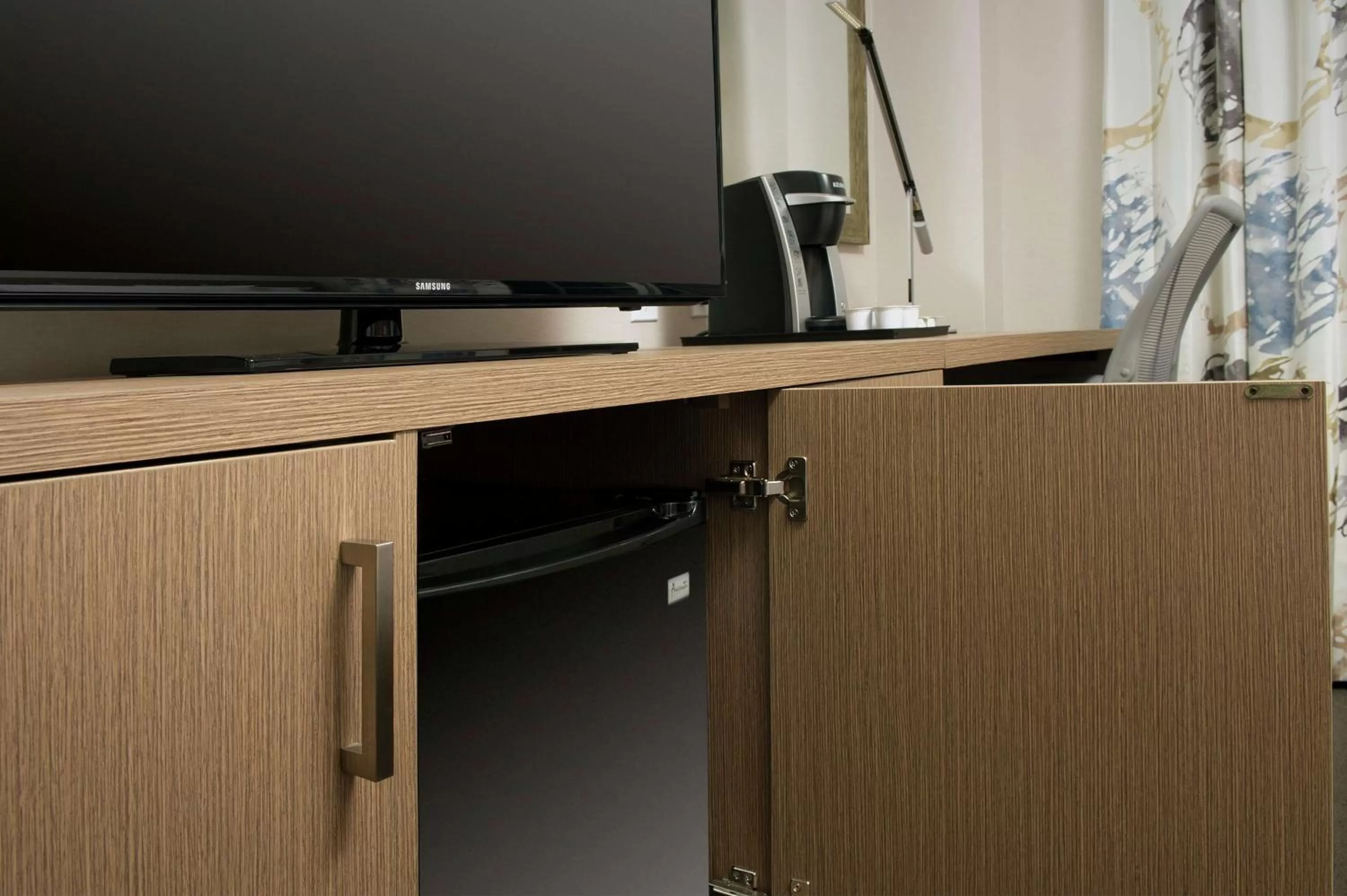 King Room with Roll-In Shower - Mobility/Hearing Accessible in Hilton Garden Inn Miami South Beach