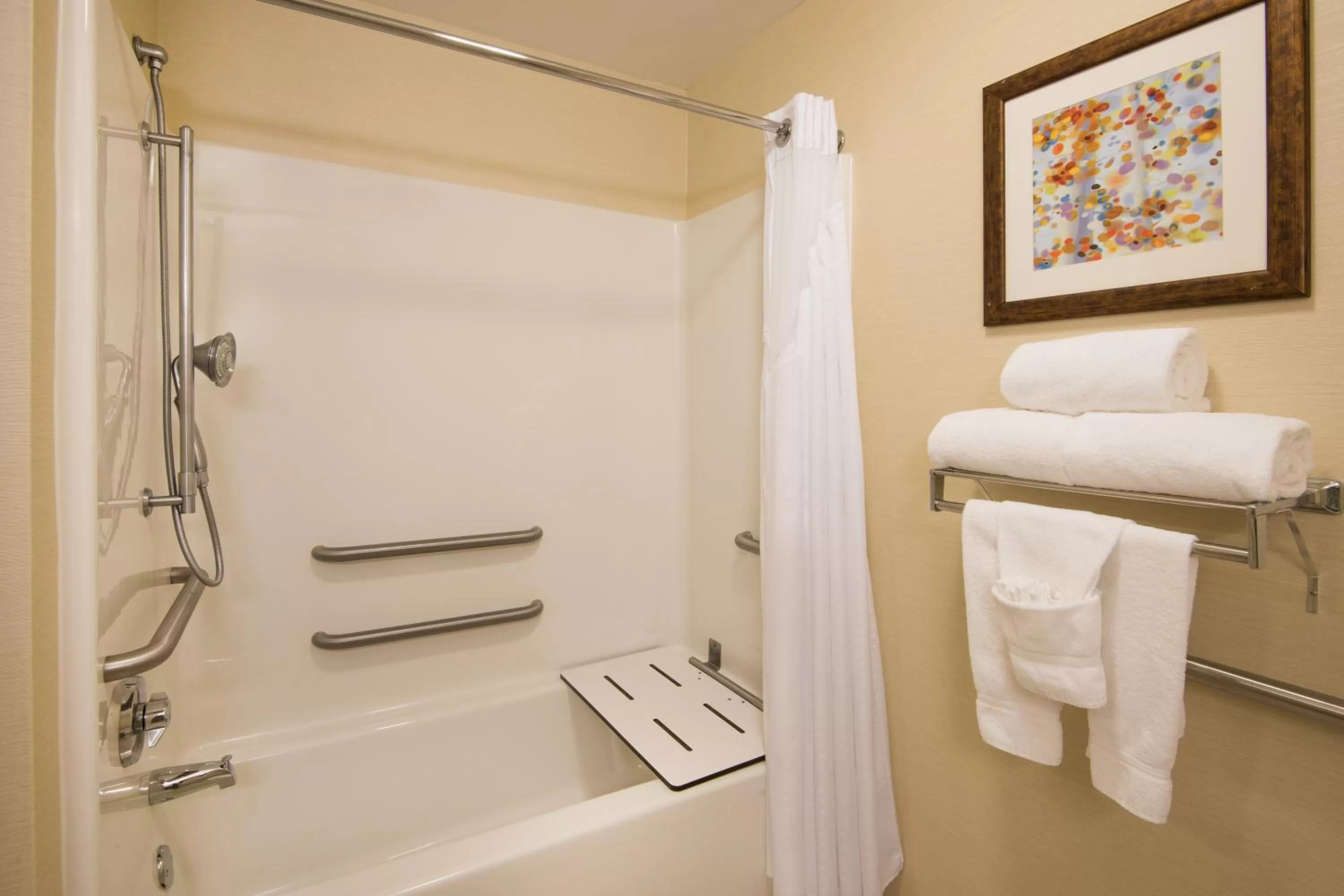 Standard King Room with Accessible Tub - Mobility Access in Holiday Inn Express & Suites - Sharon-Hermitage by IHG