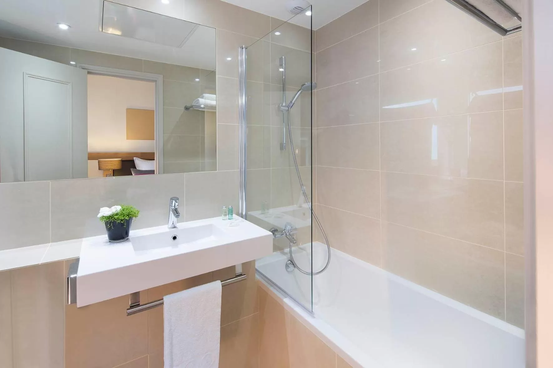 Traditional Comfort Double Room  in Hôtel Galileo Champs Elysées