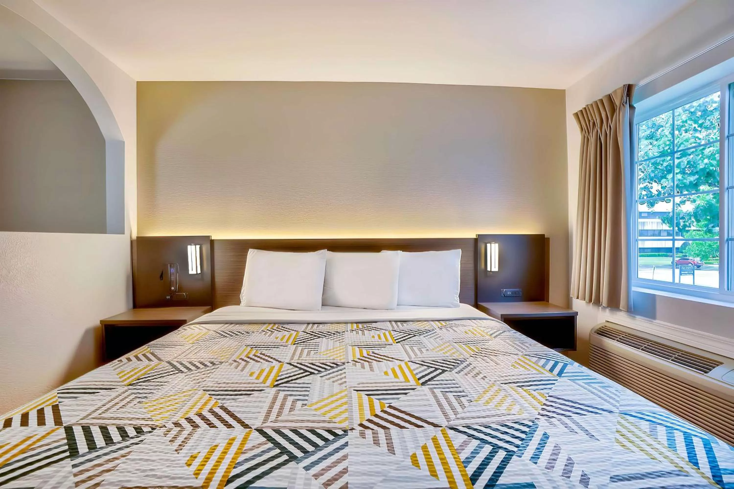 Standard King Room - Non-Smoking  in Motel 6 Tulsa, Ok - Central