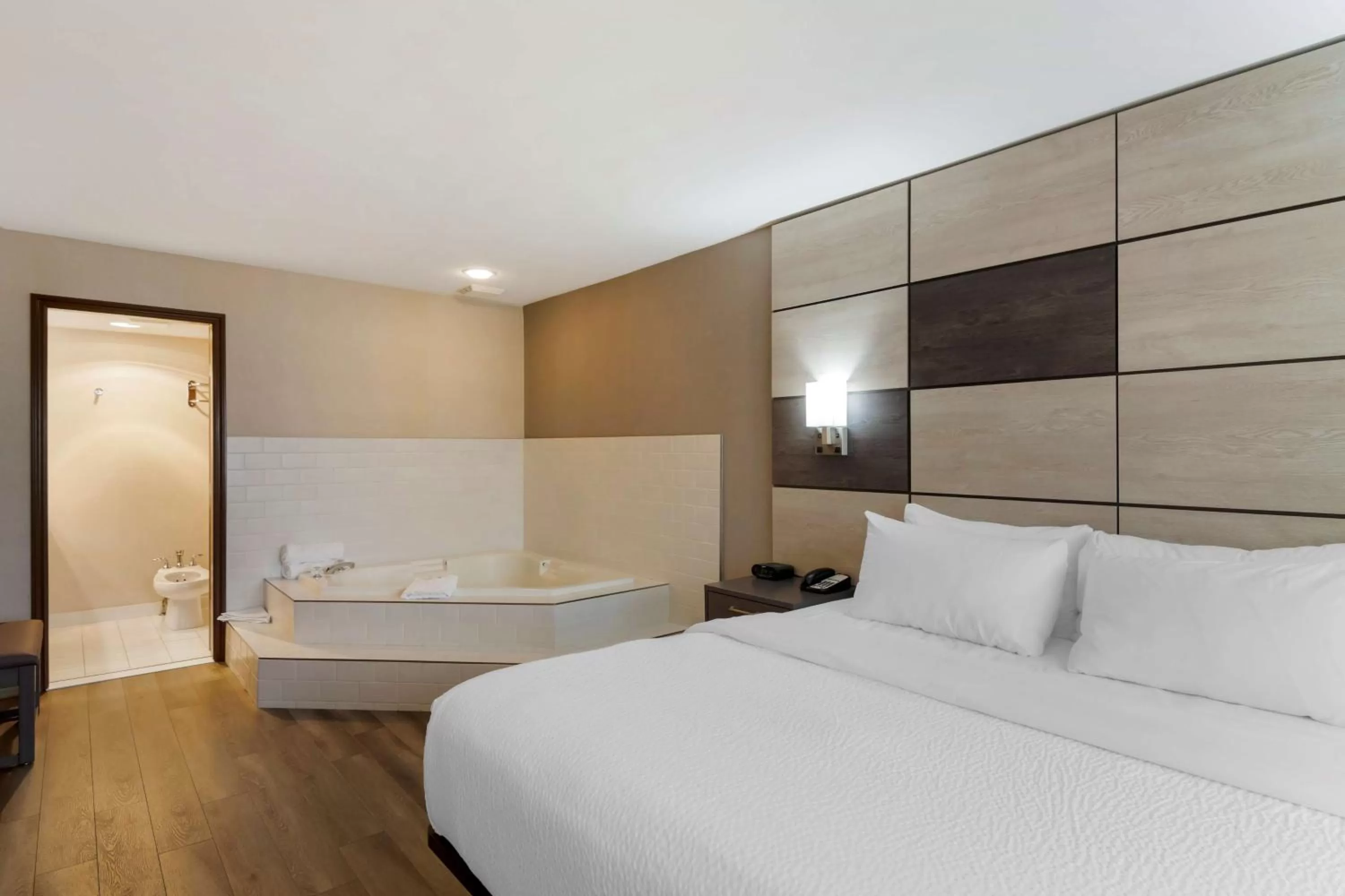 Two-Bedrooms King Suite in Best Western Premier Aberdeen Kamloops