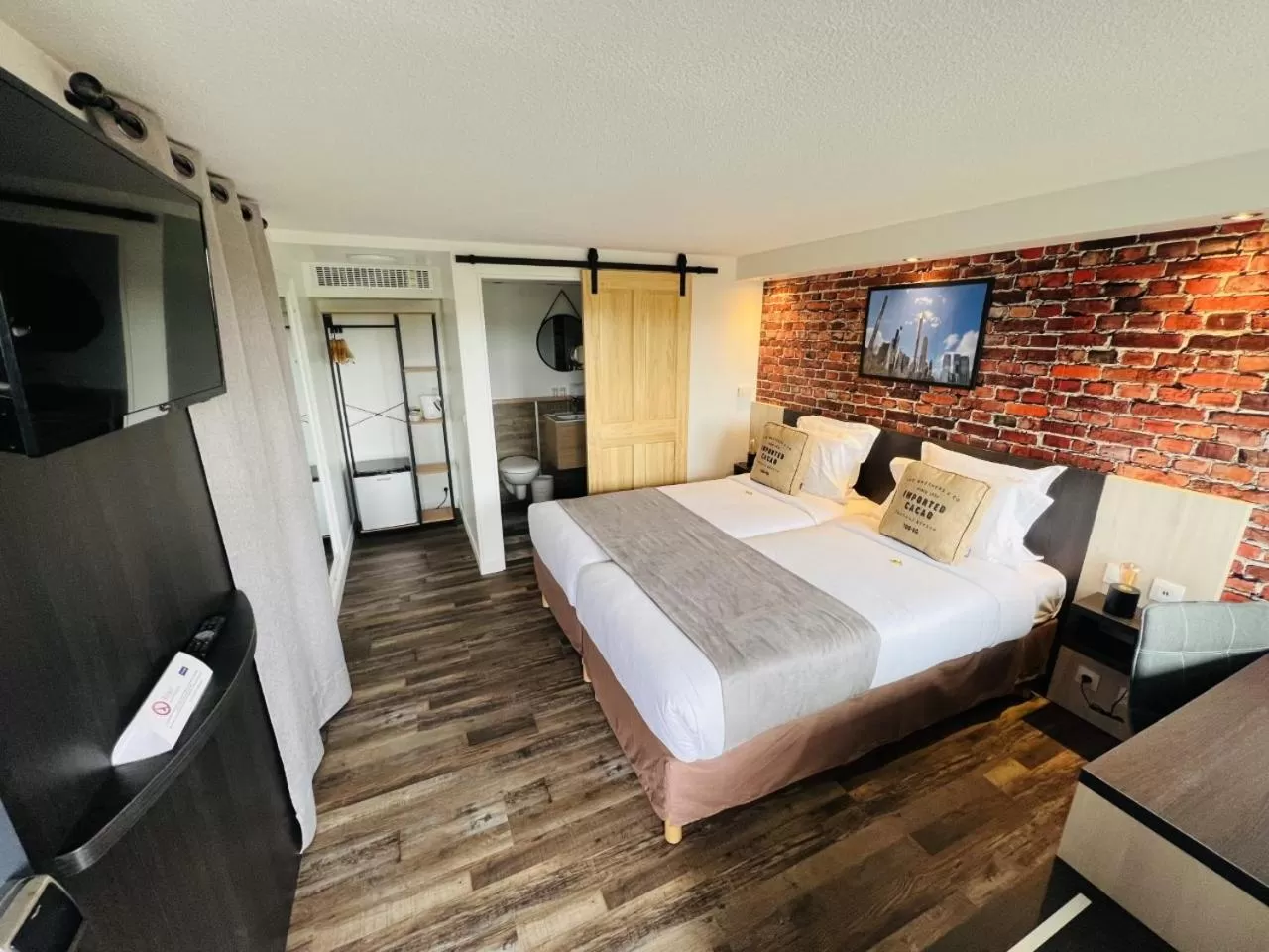 Superior Twin Room in Kyriad Lisieux