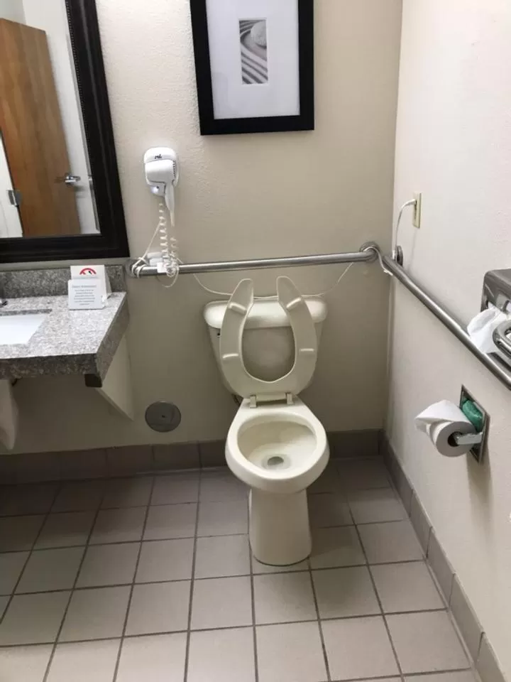 King Room with Roll-In Shower - Accessible/Non-Smoking in Quality Inn Clinton-Knoxville North