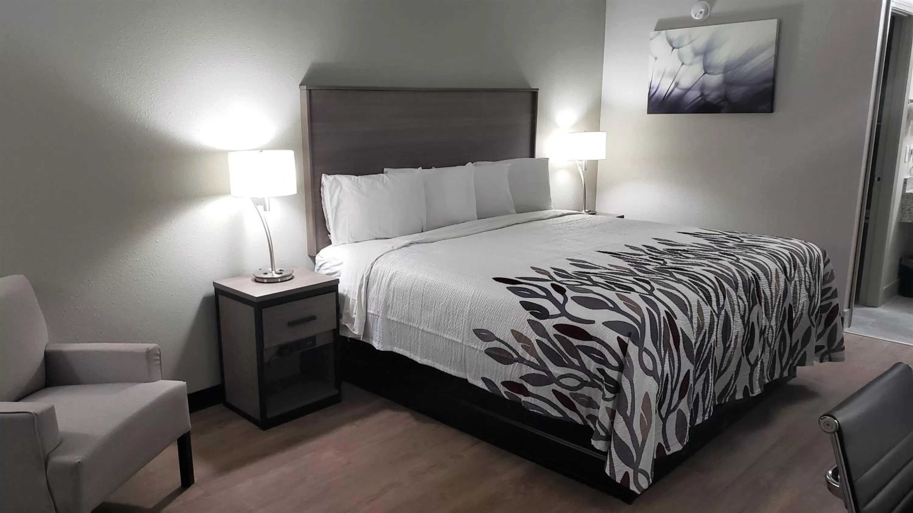 Superior King Room Non-Smoking in Red Roof Inn Cullman