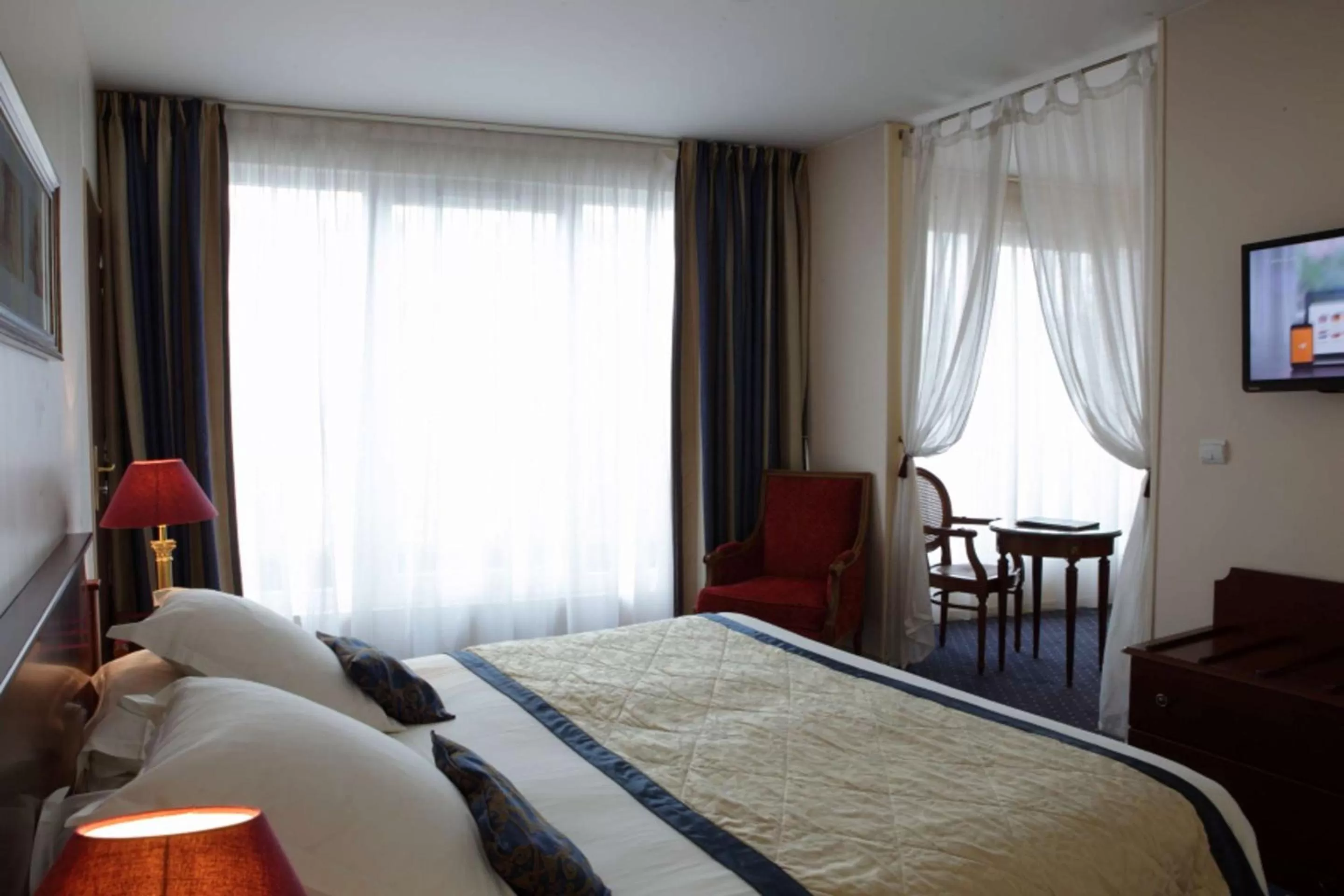 Suite with King Bed and Balcony in Amiral Hôtel