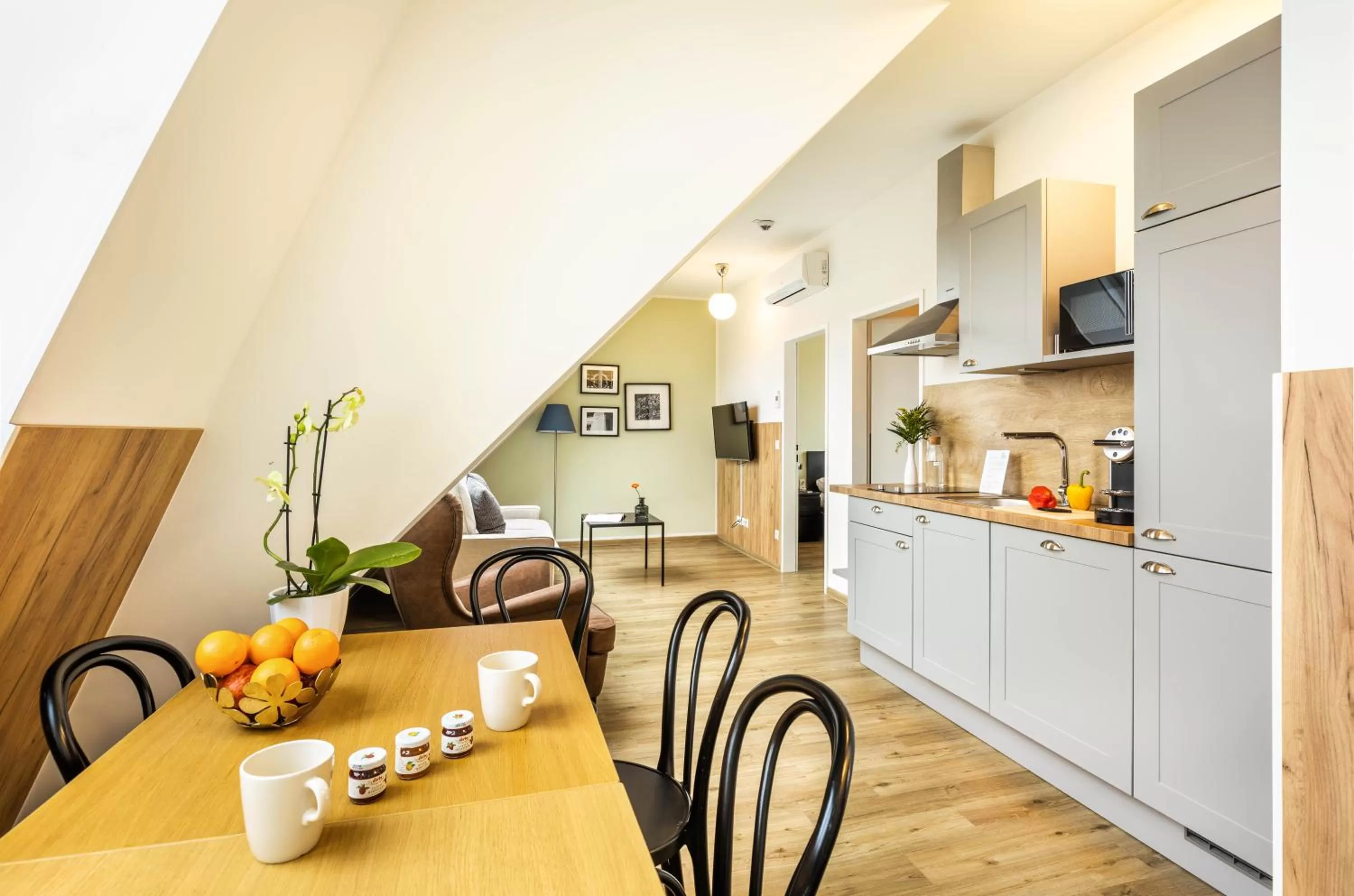 2-Bedroom Suite Balcony in Jimmy's Apartments Lory