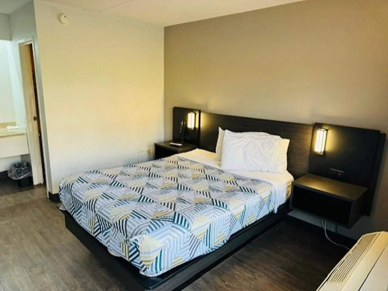Queen Room - single occupancy - Non-Smoking in Motel 6-Cedar Rapids, IA