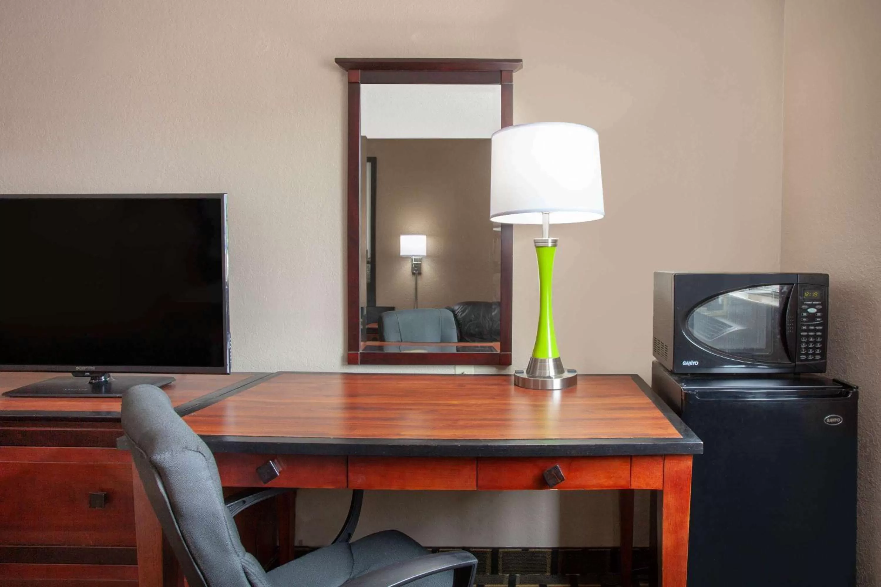 Queen Room - Non-Smoking in Super 8 by Wyndham Waycross GA