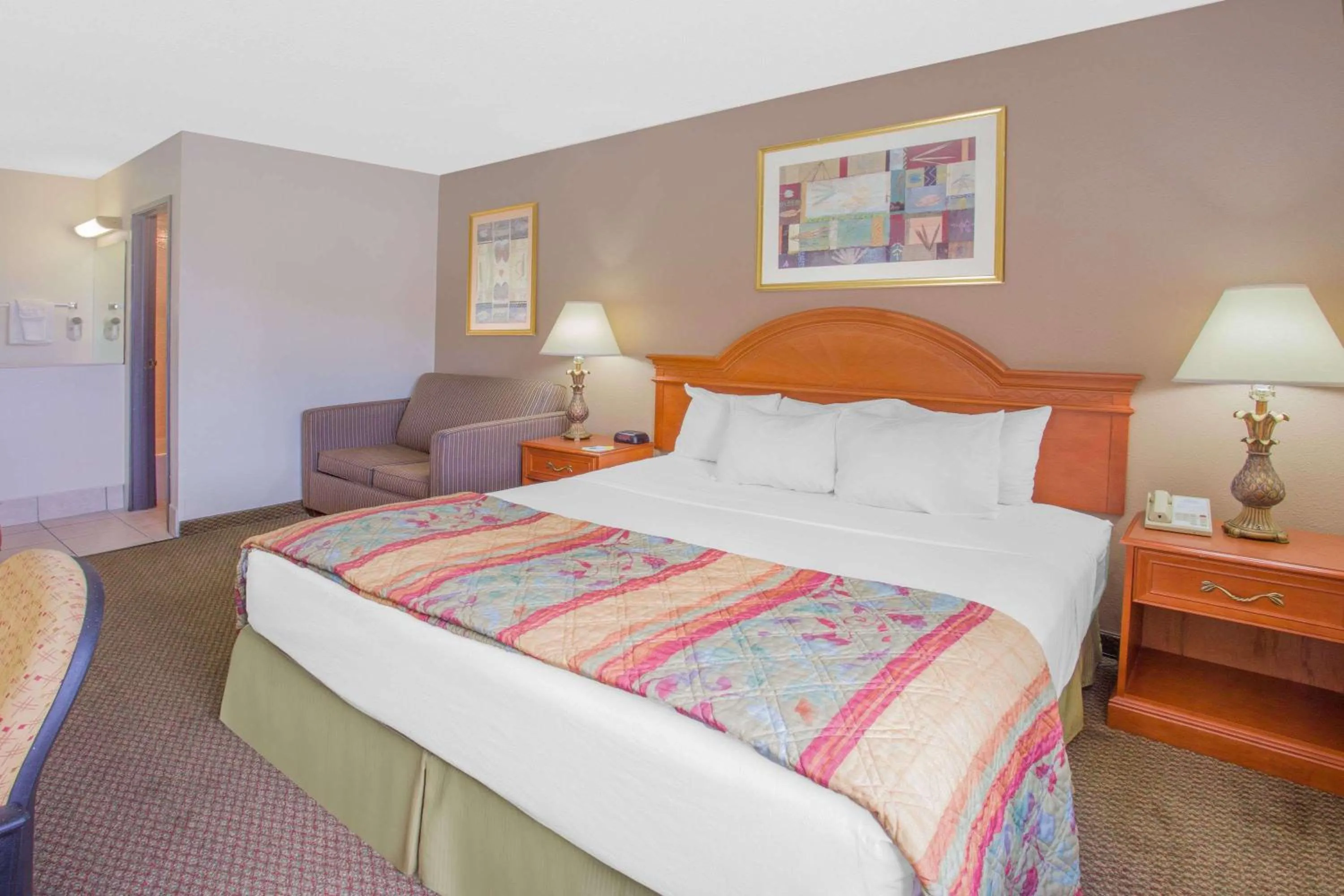 King Room - Disability Access/Non-Smoking in Days Inn by Wyndham Portage Cascade Mountain area