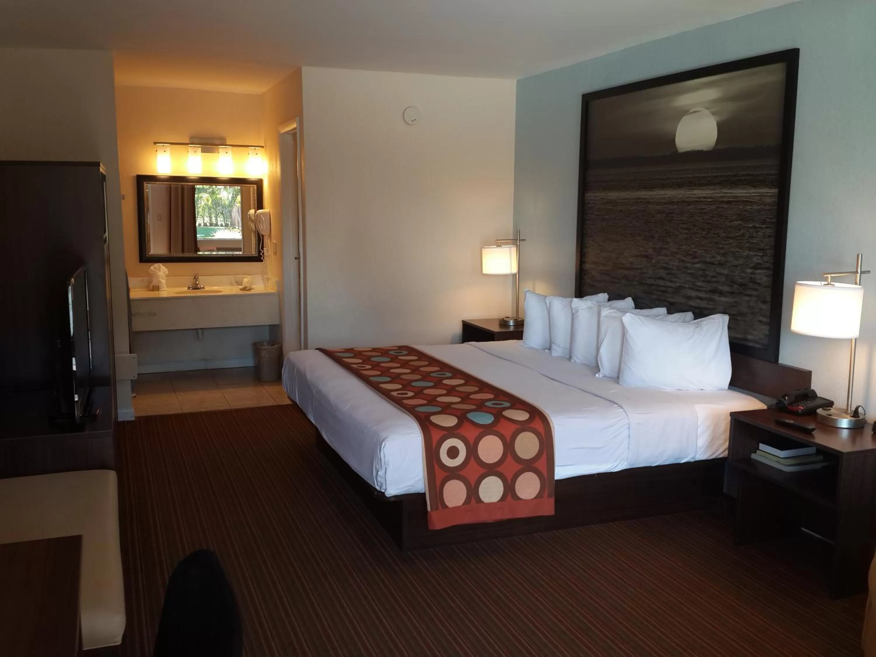 Deluxe King Room with Bath Tub - Mobility/Hearing Accessible - Non-Smoking in Super 8 by Wyndham Florida City/Homestead/Everglades