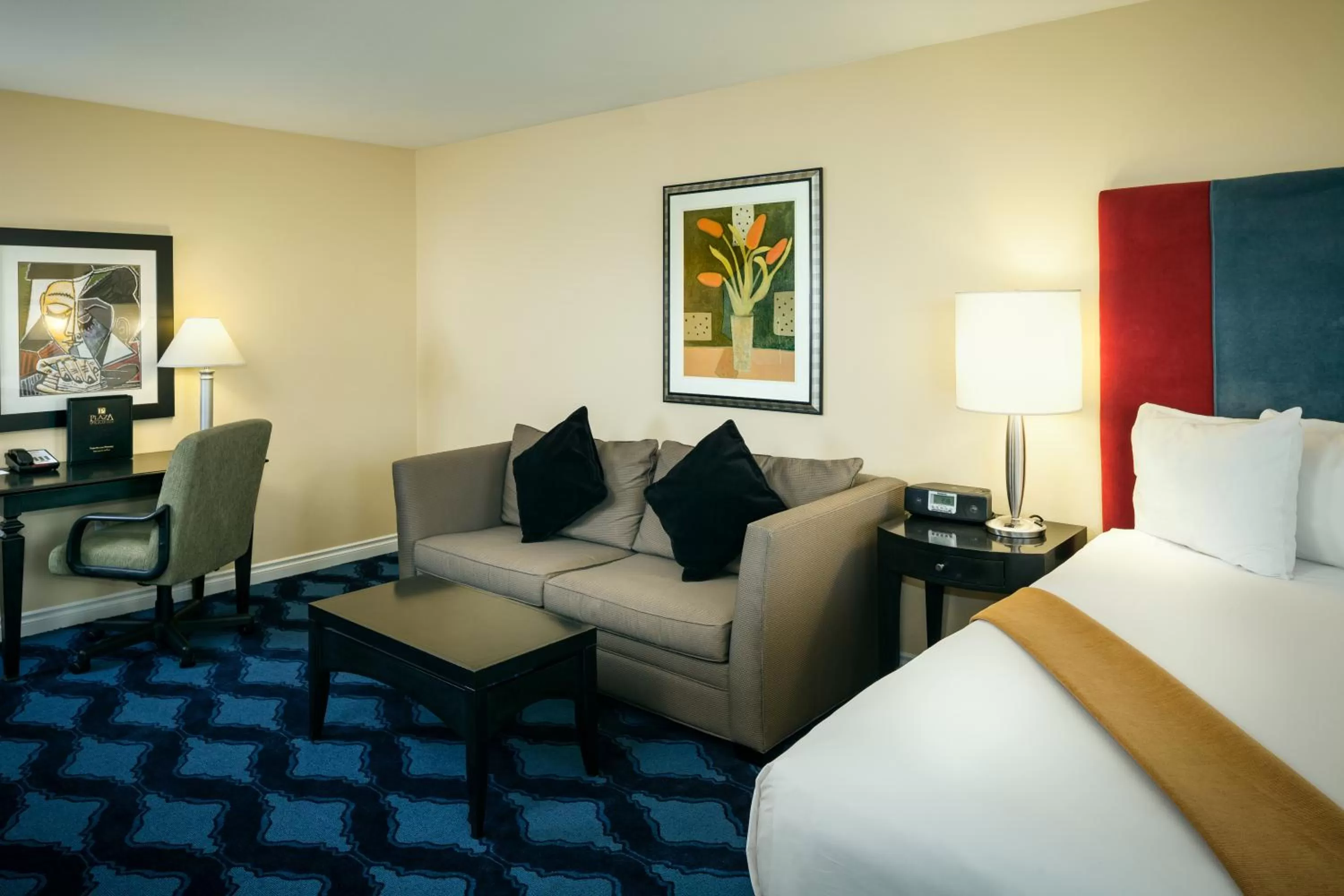 Executive King Room - Non-Smoking in Plaza Inn & Suites at Ashland Creek