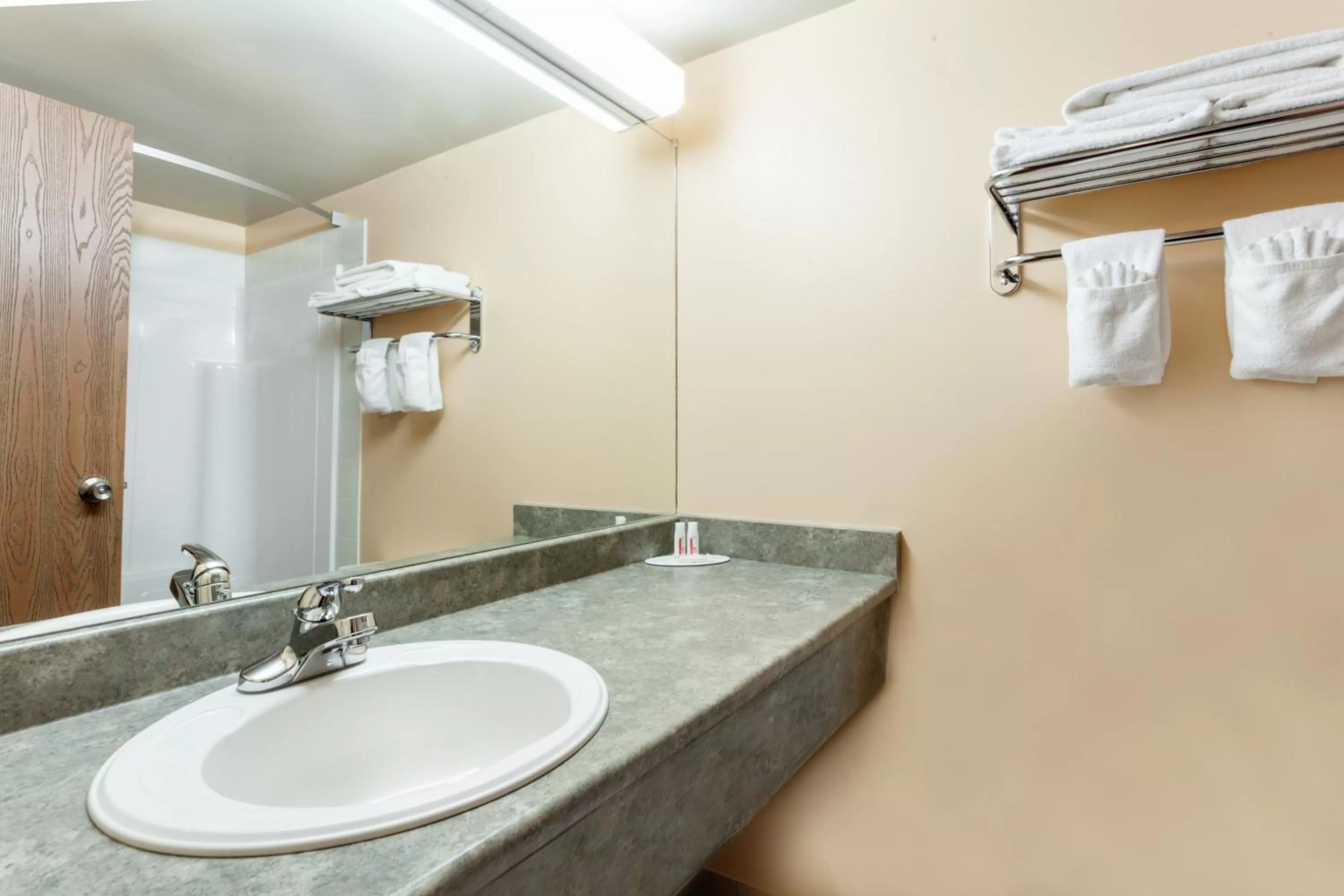 Deluxe Queen Suite -  Non-Smoking in Super 8 by Wyndham Caraquet