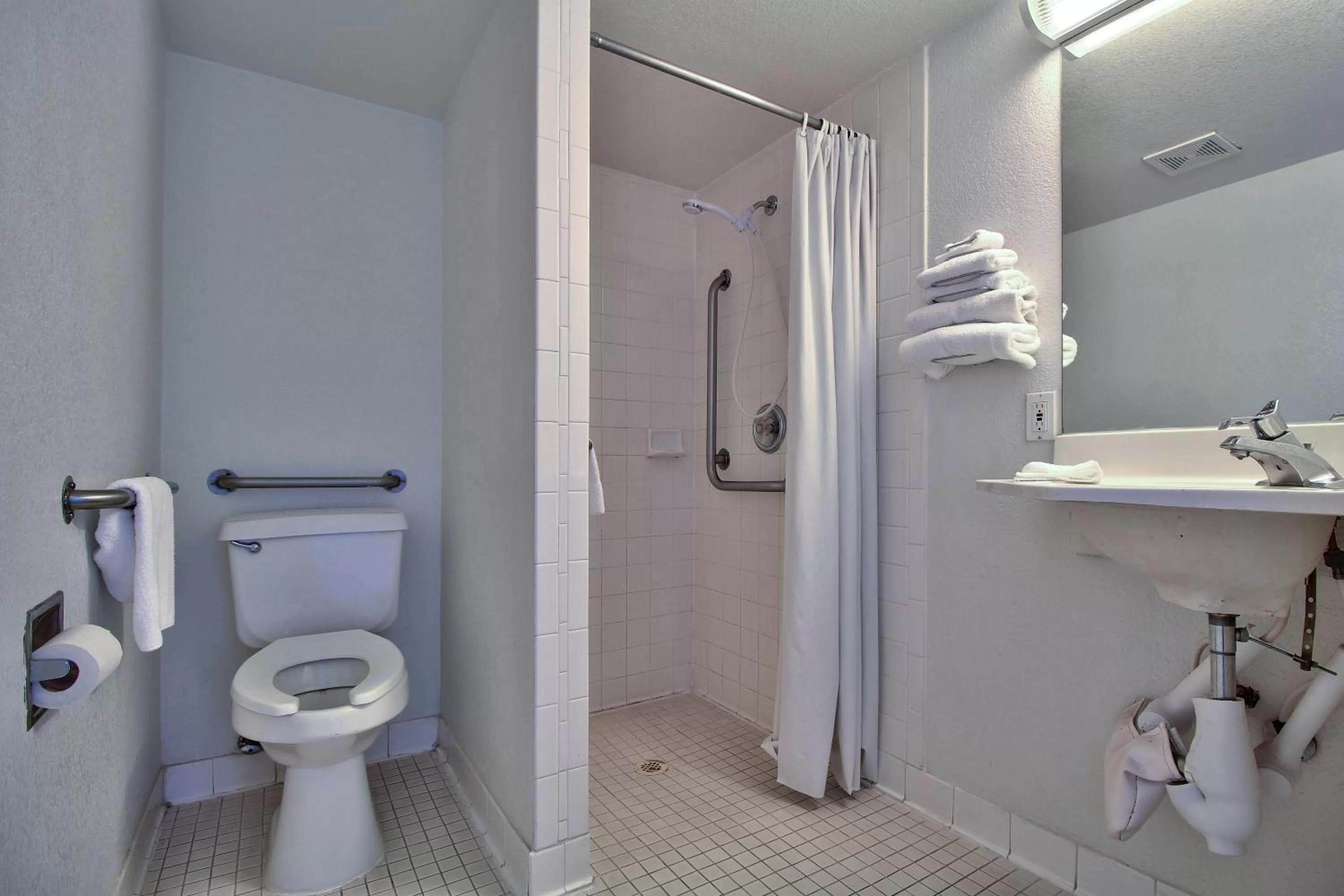 Queen Room - single occupancy - Disability Access - Roll in Shower in Motel 6-Douglas, AZ
