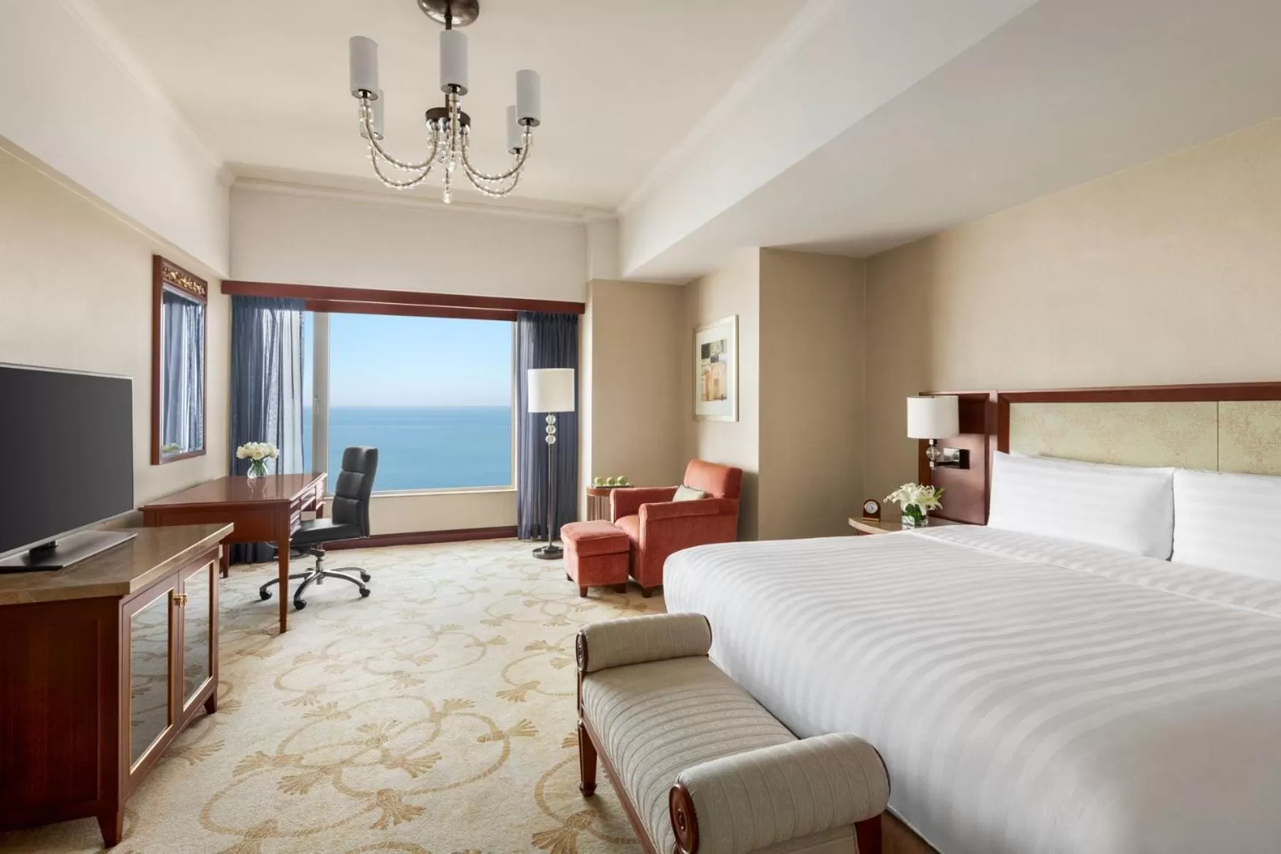 Deluxe Suite in Shangri-La Beihai