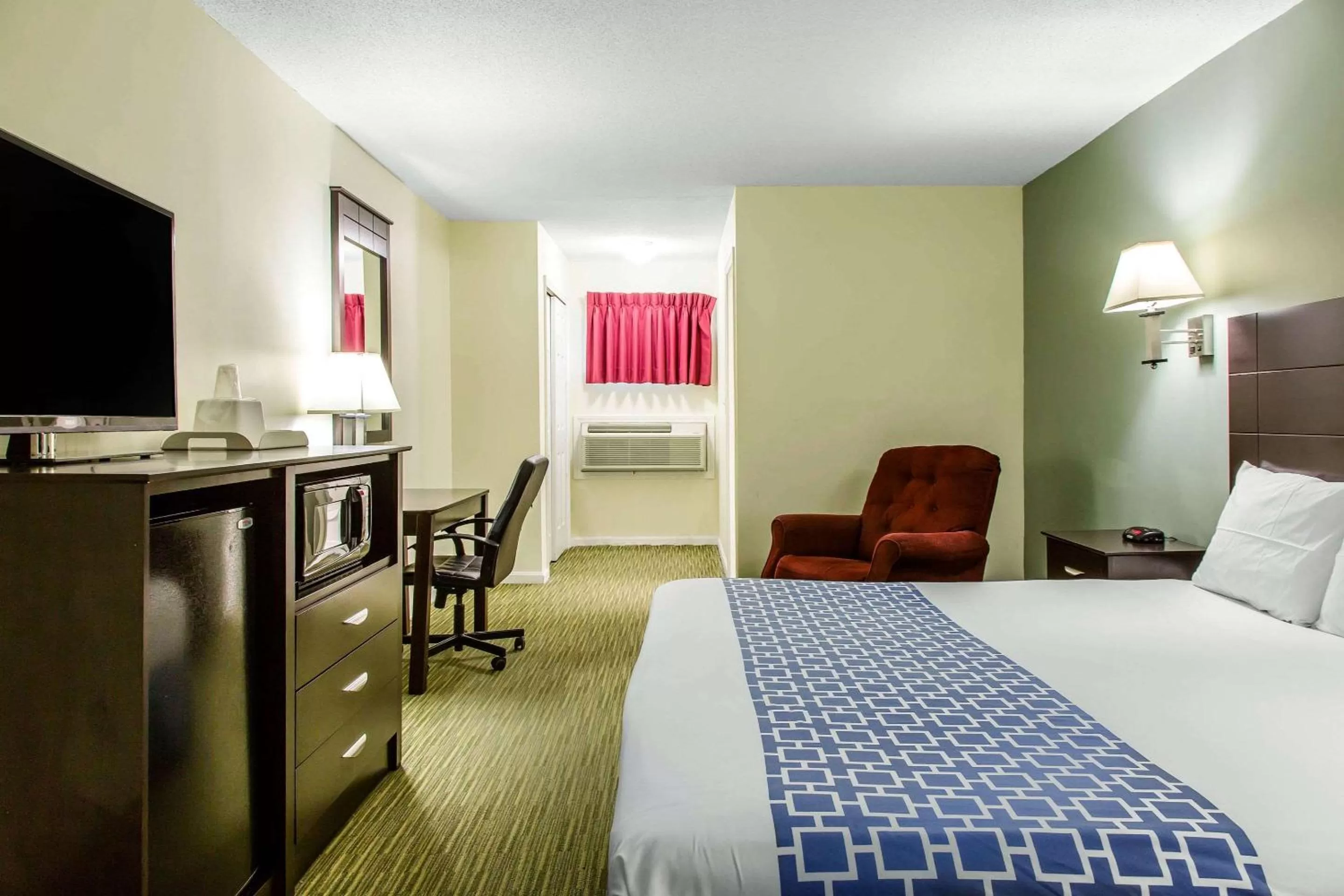 King Room - Smoking  in Rodeway Inn Groton - New London