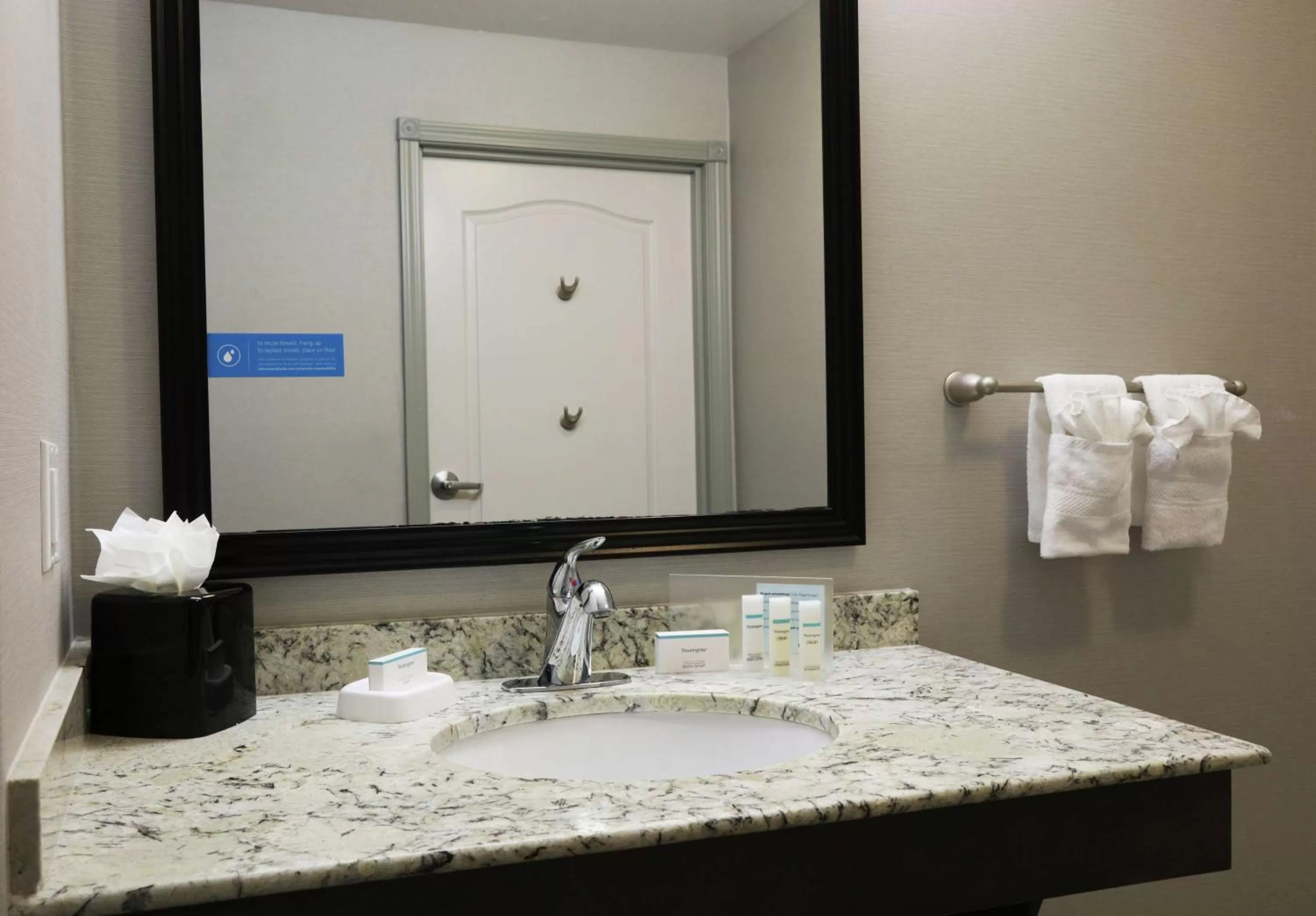 King Room with Bath Tub - Disability Access in Hampton Inn & Suites Temecula