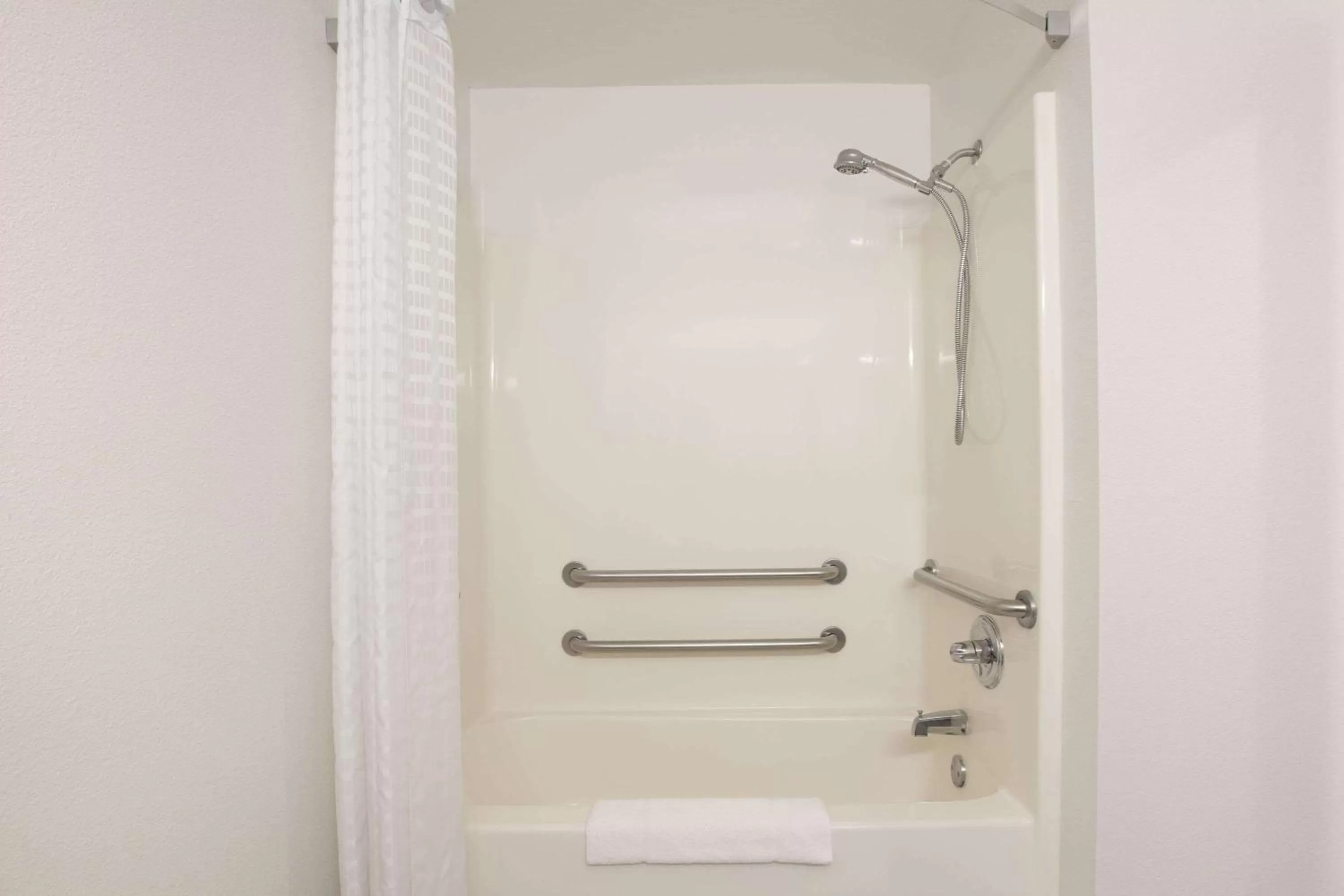 King Room - Disability Access - Non-Smoking in Howard Johnson by Wyndham Beckley