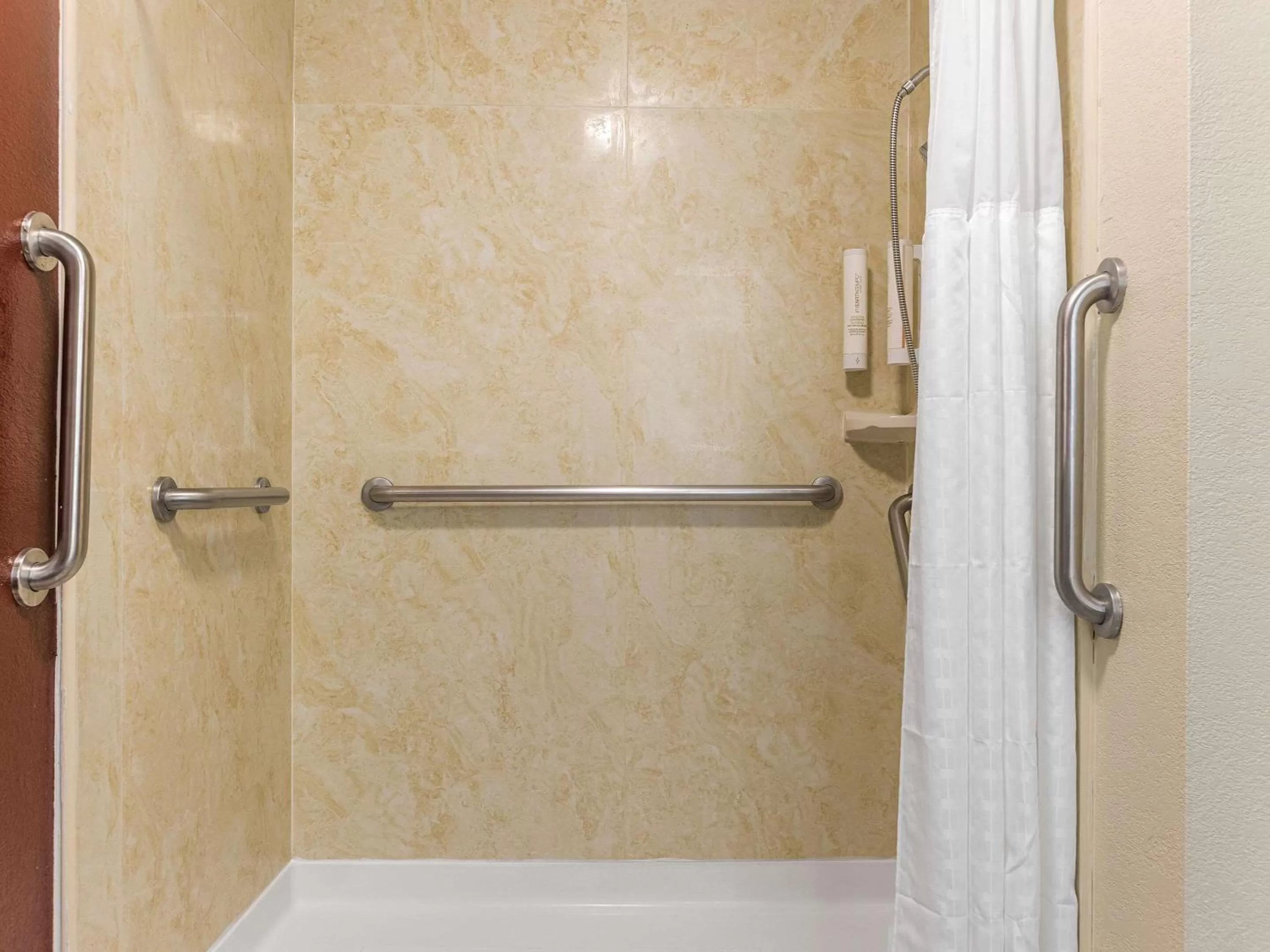 King Room - Accessible/Non-Smoking in Clarion Pointe Savannah Gateway I-95