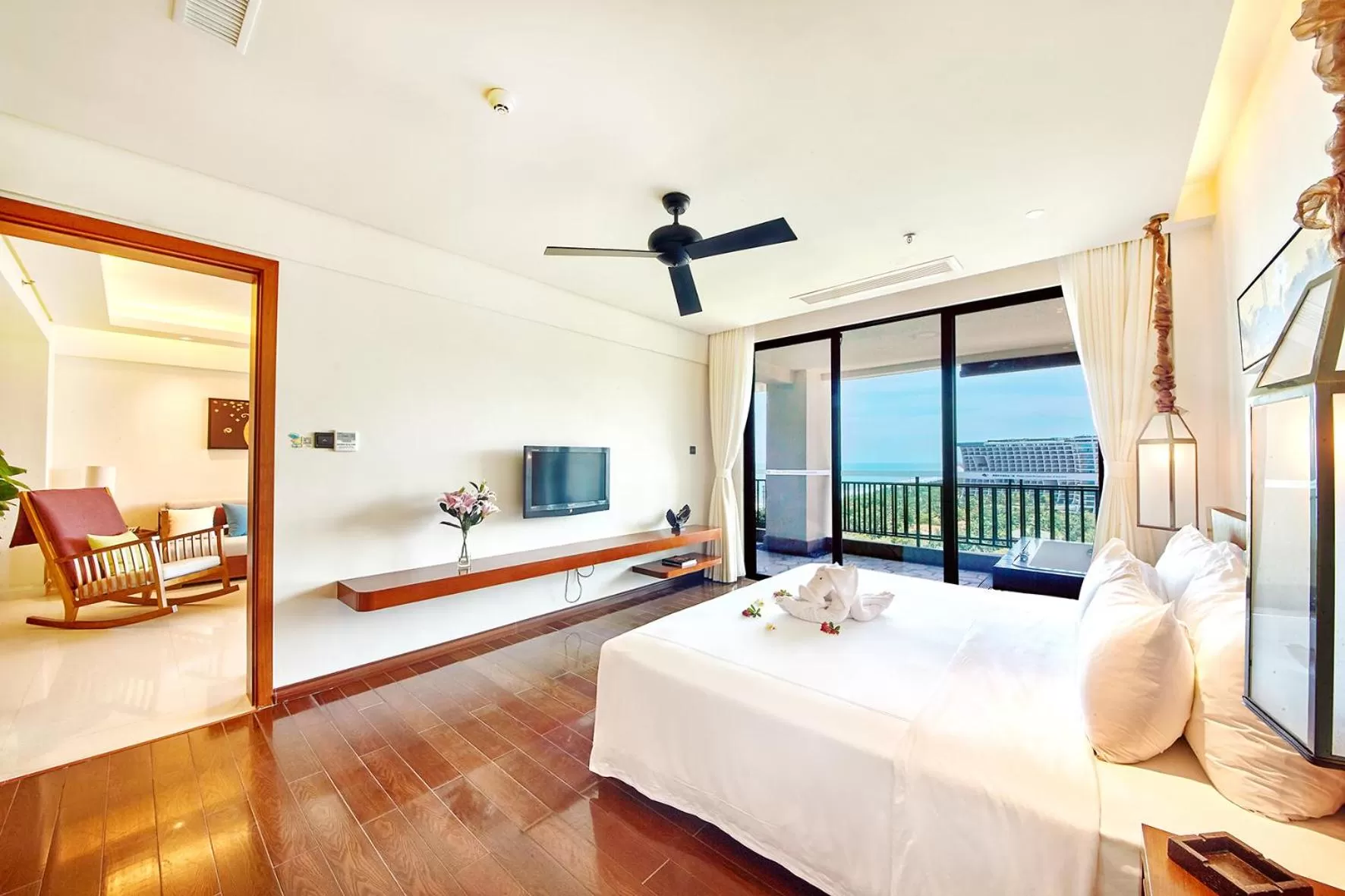 Deluxe Suite with Sea View ( One Bed Room with Living Room) in Ocean Sonic Resort Sanya