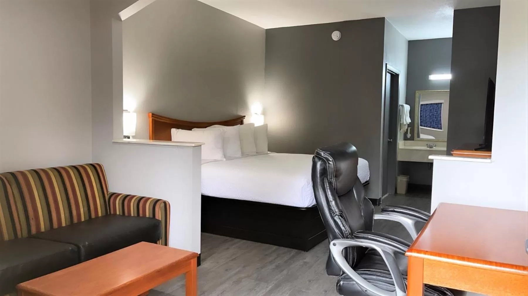 Deluxe King Room - Smoking in Days Inn by Wyndham North Little Rock Maumelle