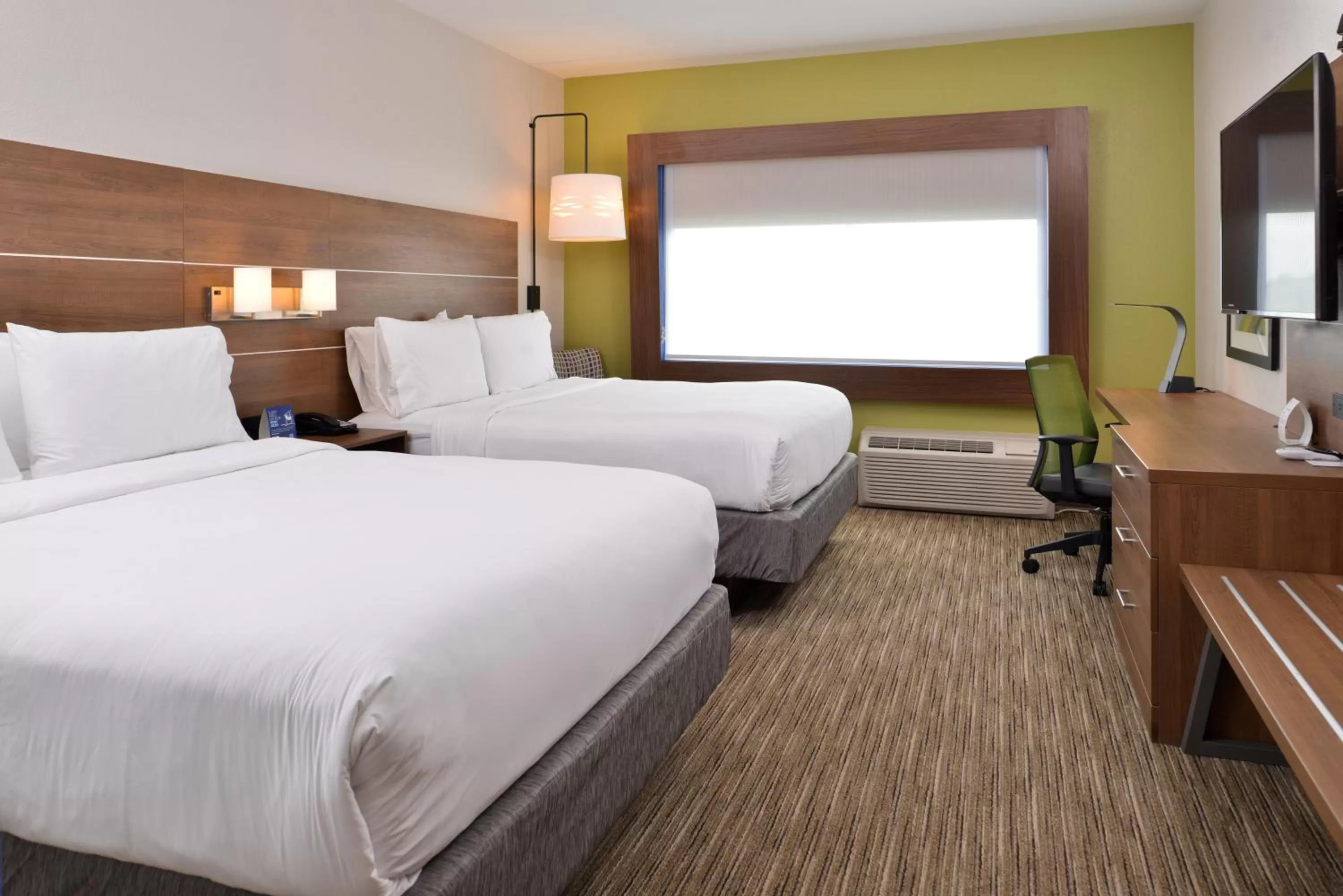 Standard Queen Room with Two Queen Beds and Mobility Accessible Tub in Holiday Inn Express - Early by IHG
