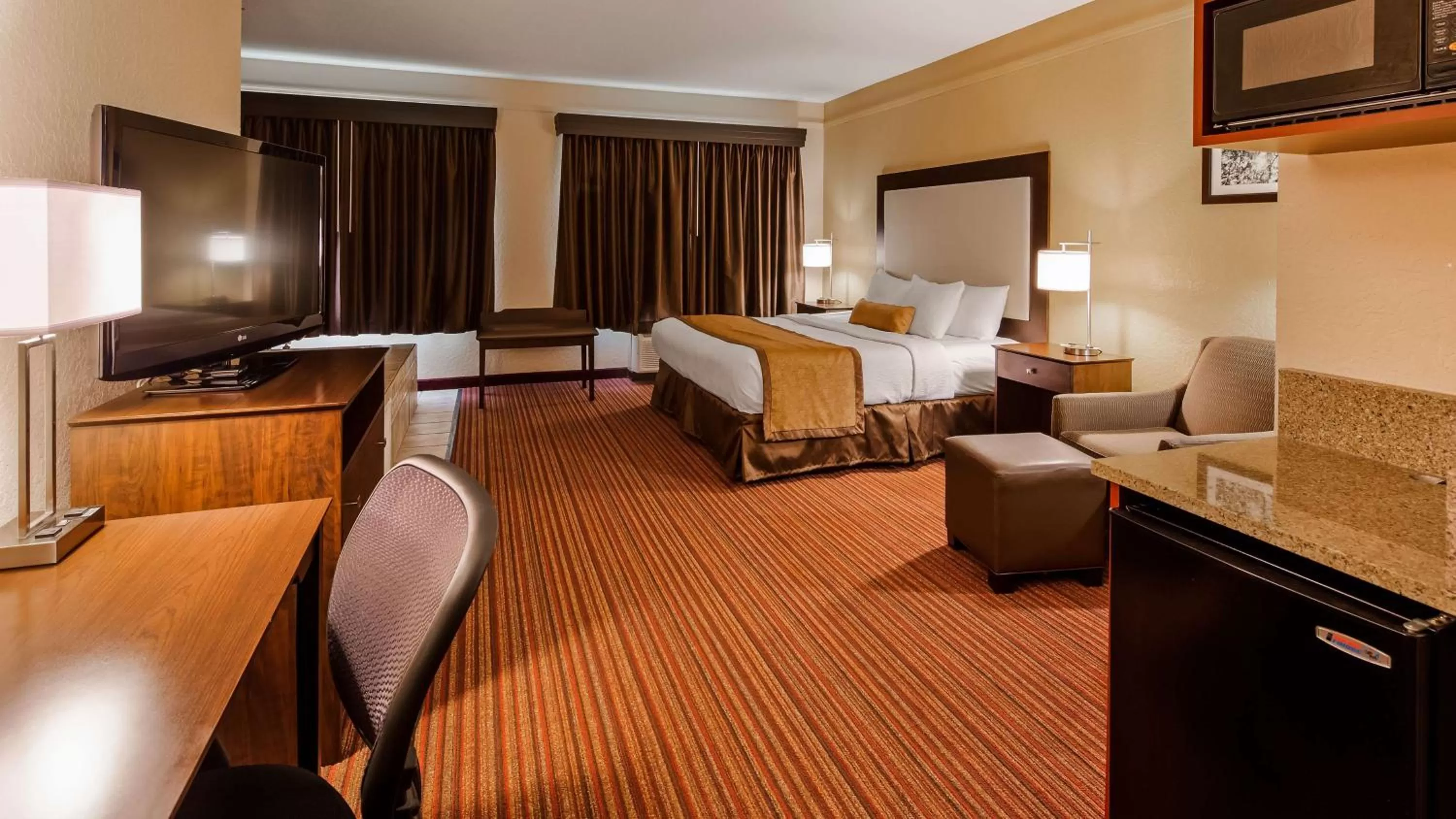 Queen Suite with Spa Bath - Non Smoking in Best Western Plus Strawberry Inn & Suites