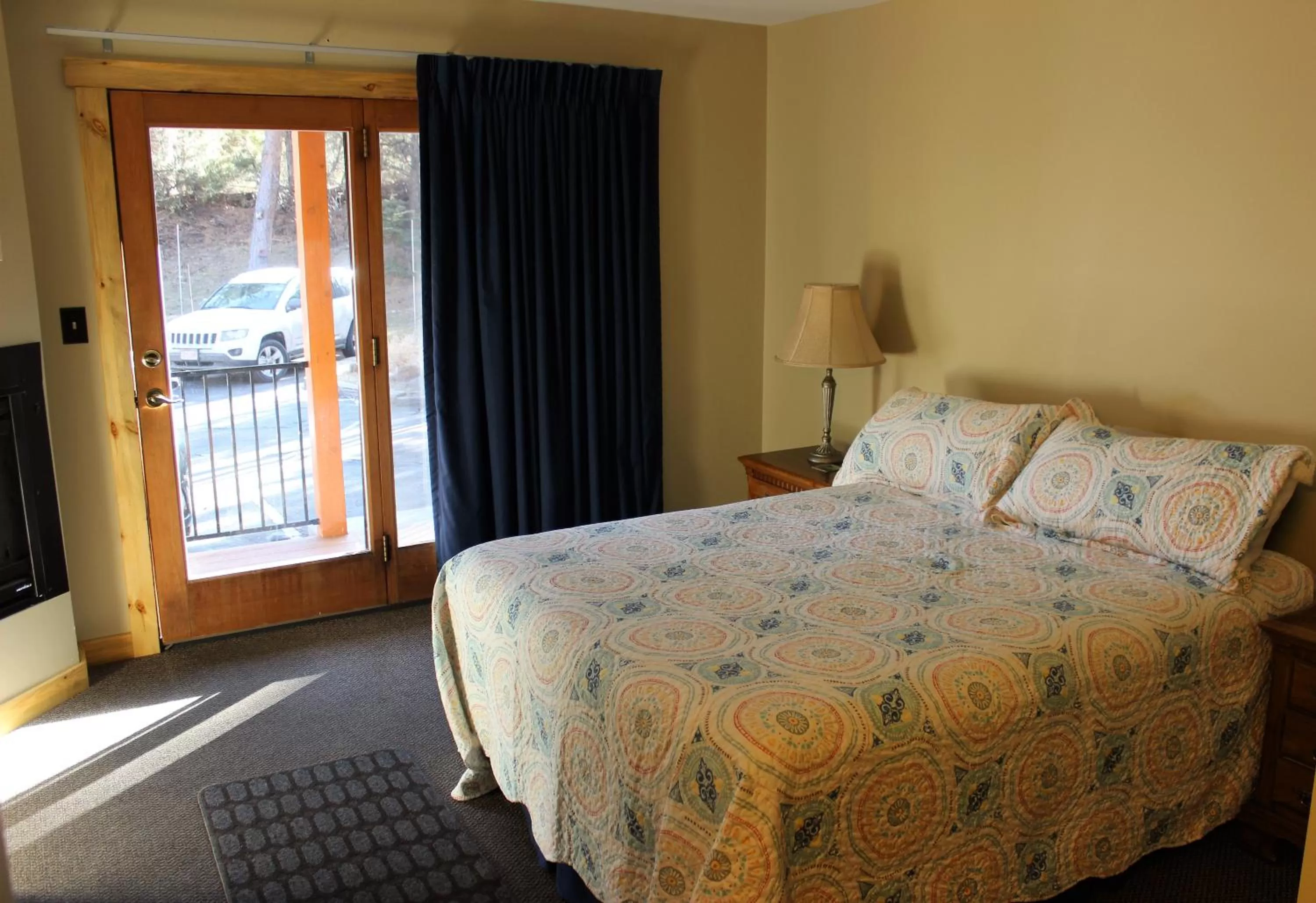 Standard Single Room in 4 Seasons Inn on Fall River