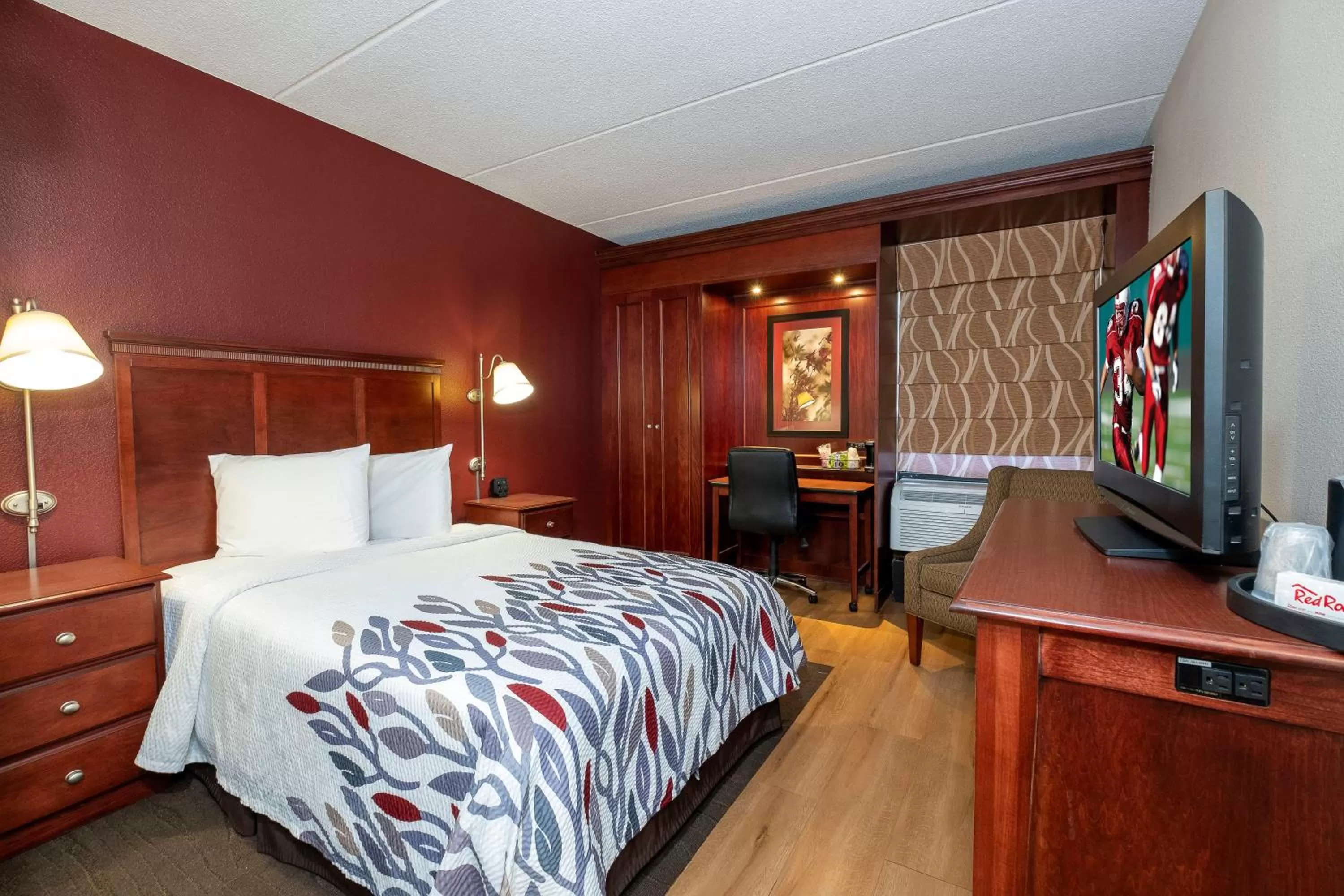 Superior King Room Smoke Free in Red Roof Inn Meriden