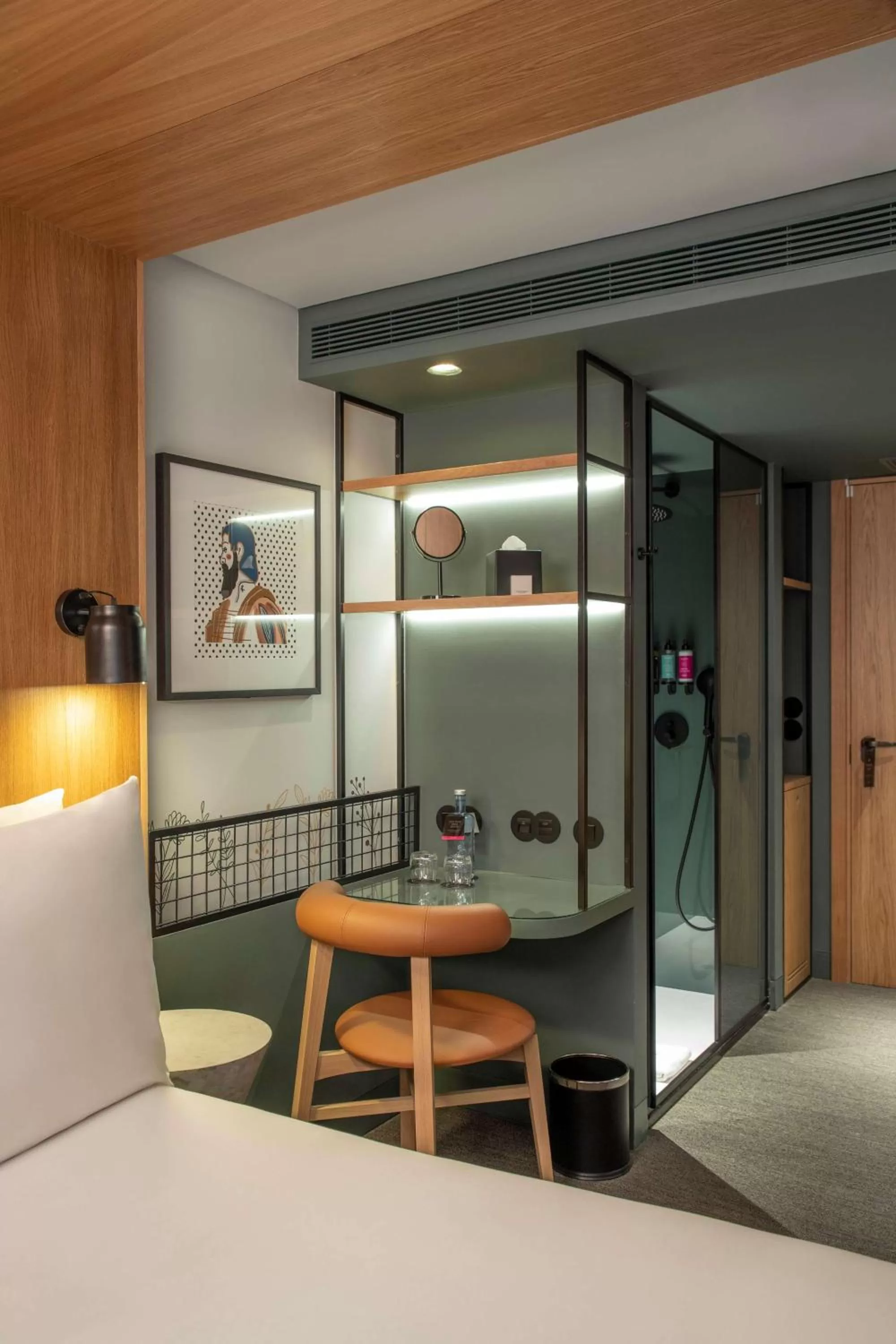 King Guest Room in Se Catedral Hotel Porto, Tapestry Collection By Hilton