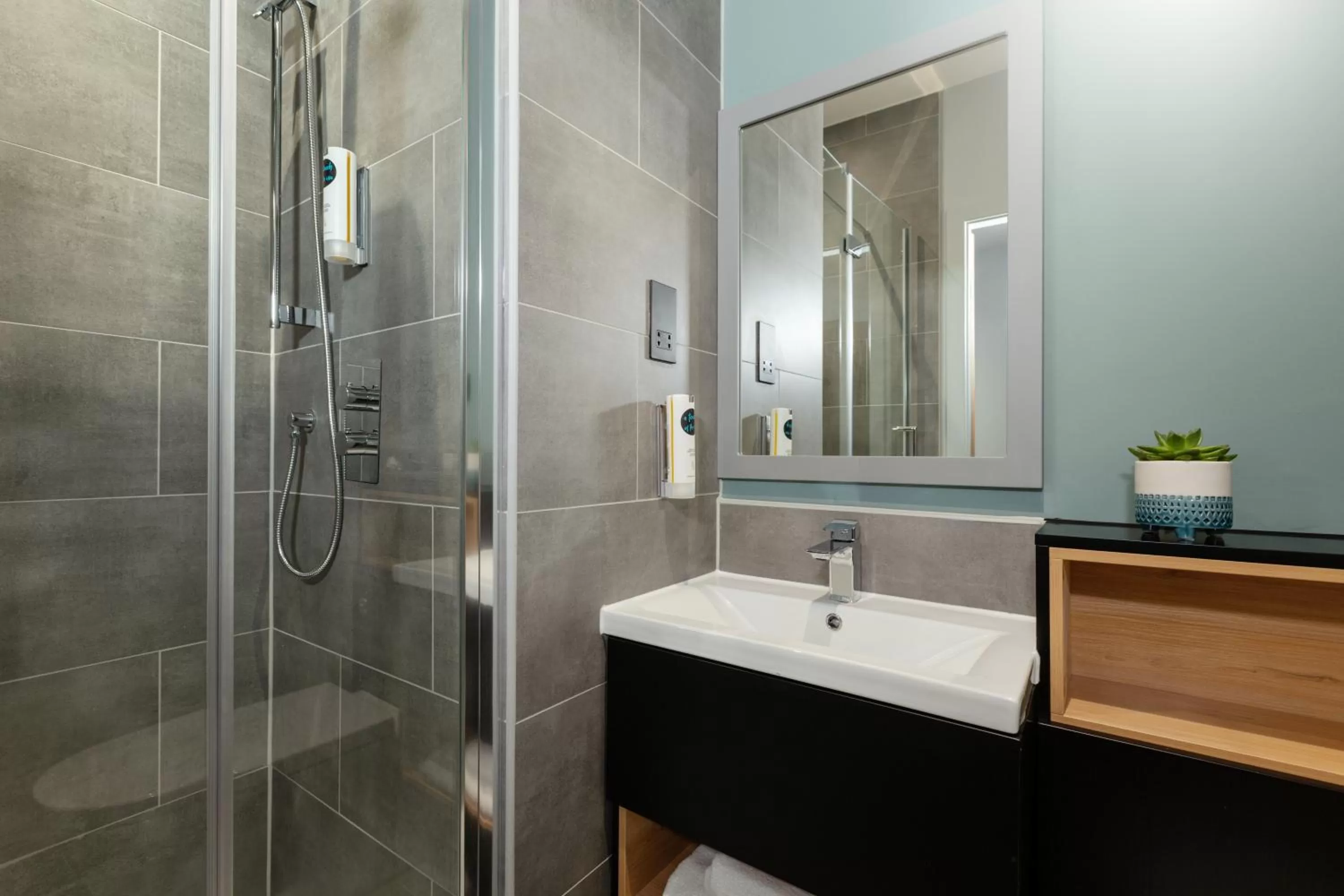 Standard Room in Holiday Inn - the niu, Loom Manchester North by IHG