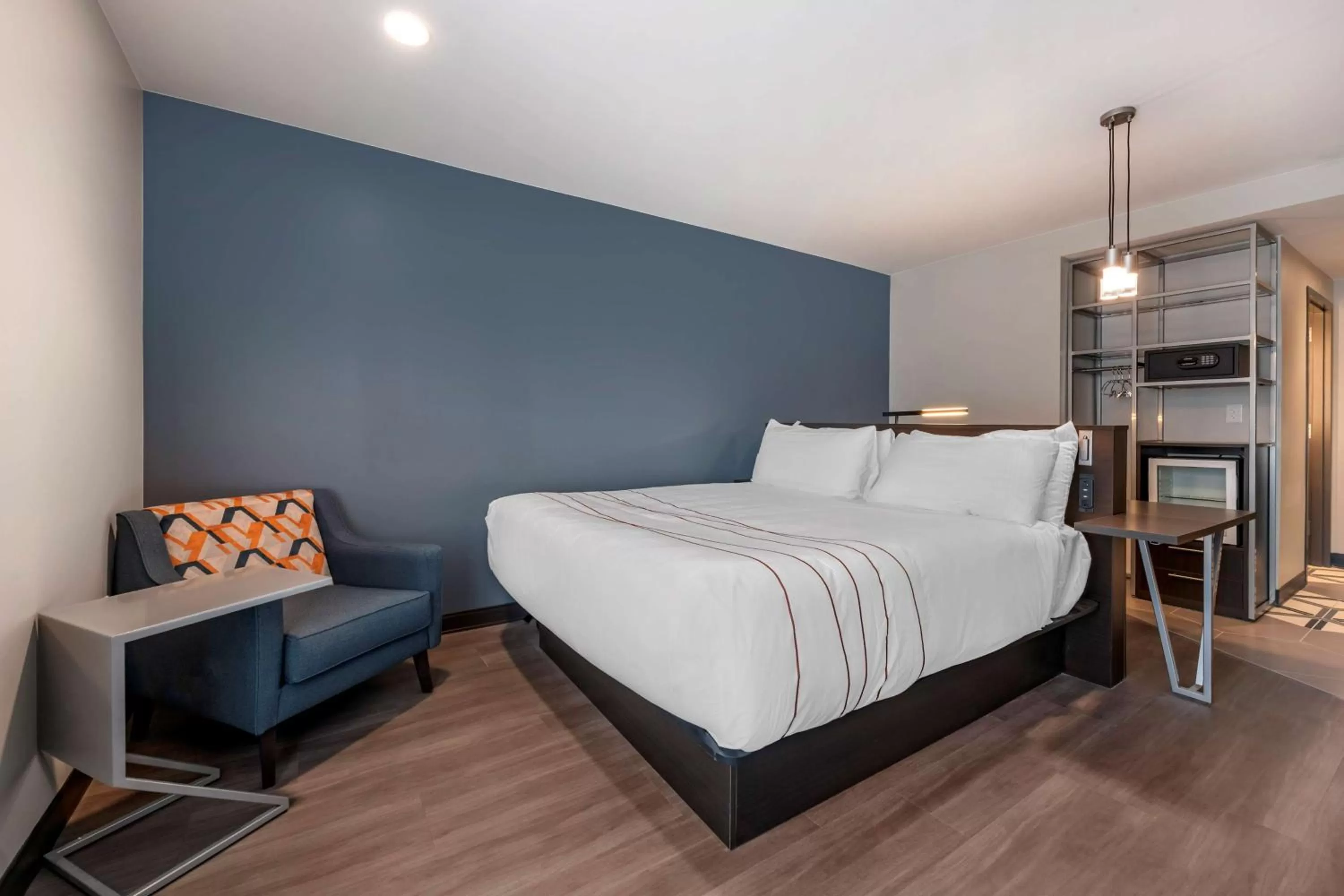 King Room with Roll-In Shower - Disability Access in Vīb Hotel by Best Western Denver RiNo