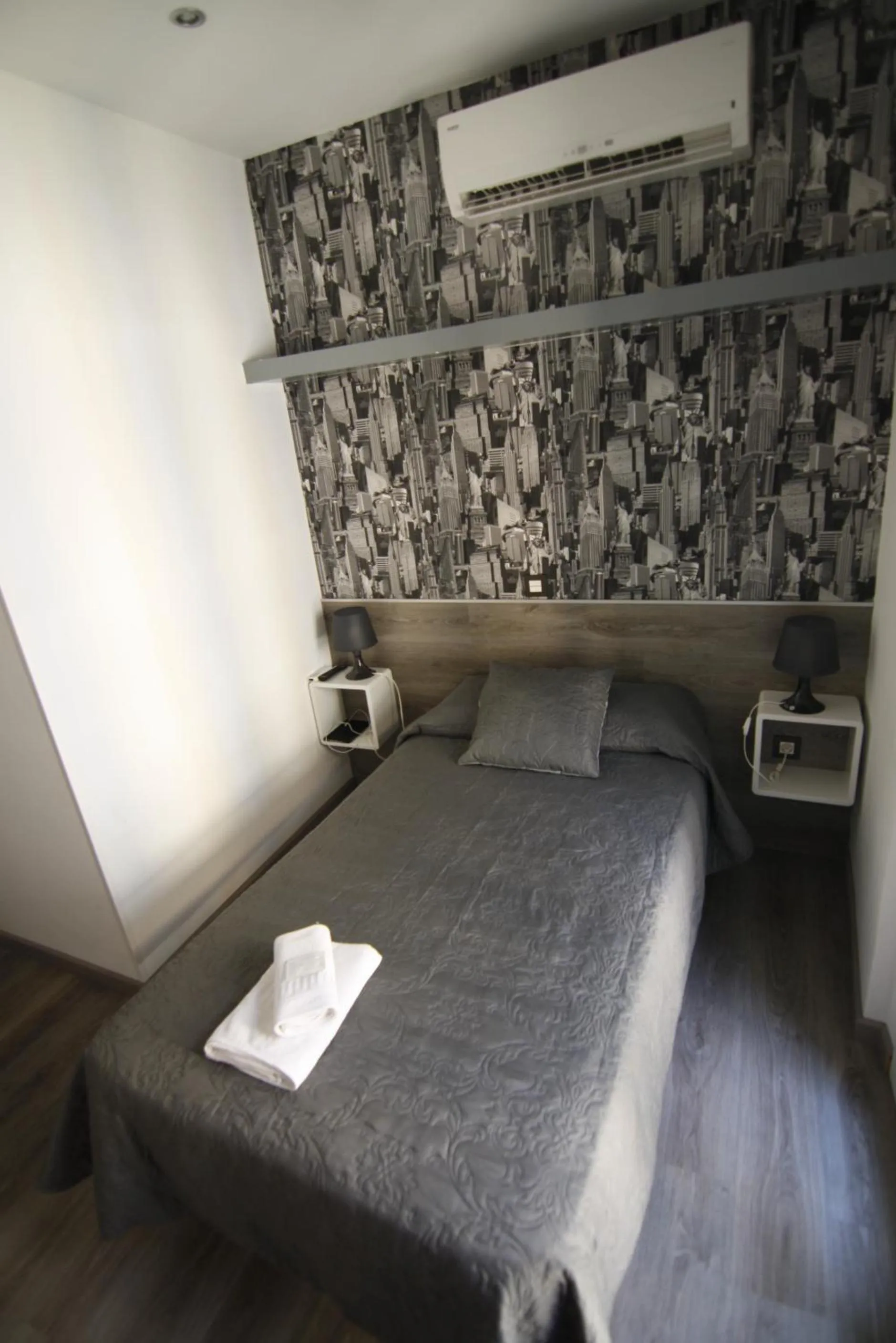 Single Room in Hostal MH Fuencarral