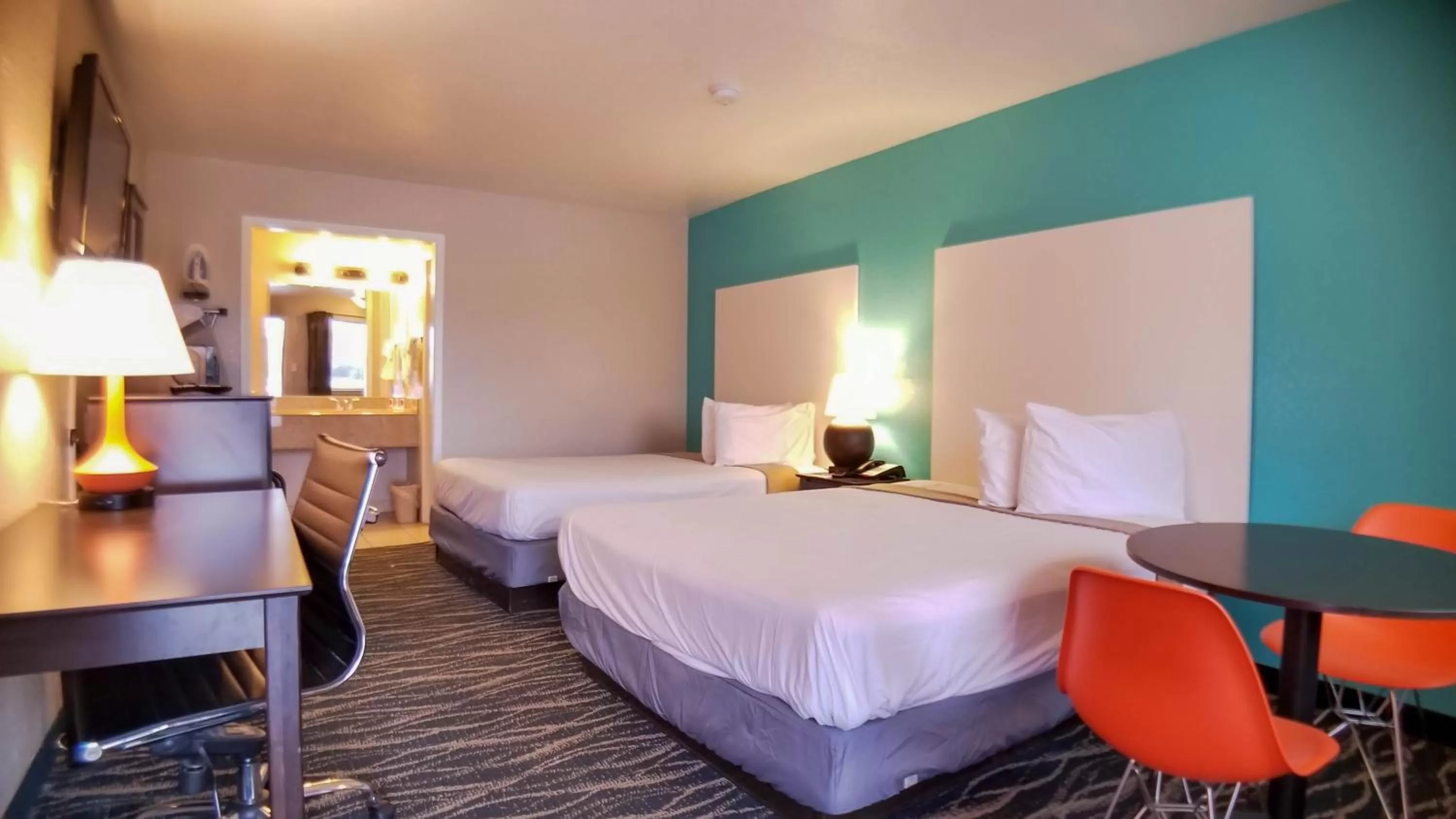 Queen Room with Two Queen Beds - Smoking in Howard Johnson by Wyndham Houston Hobby Airport