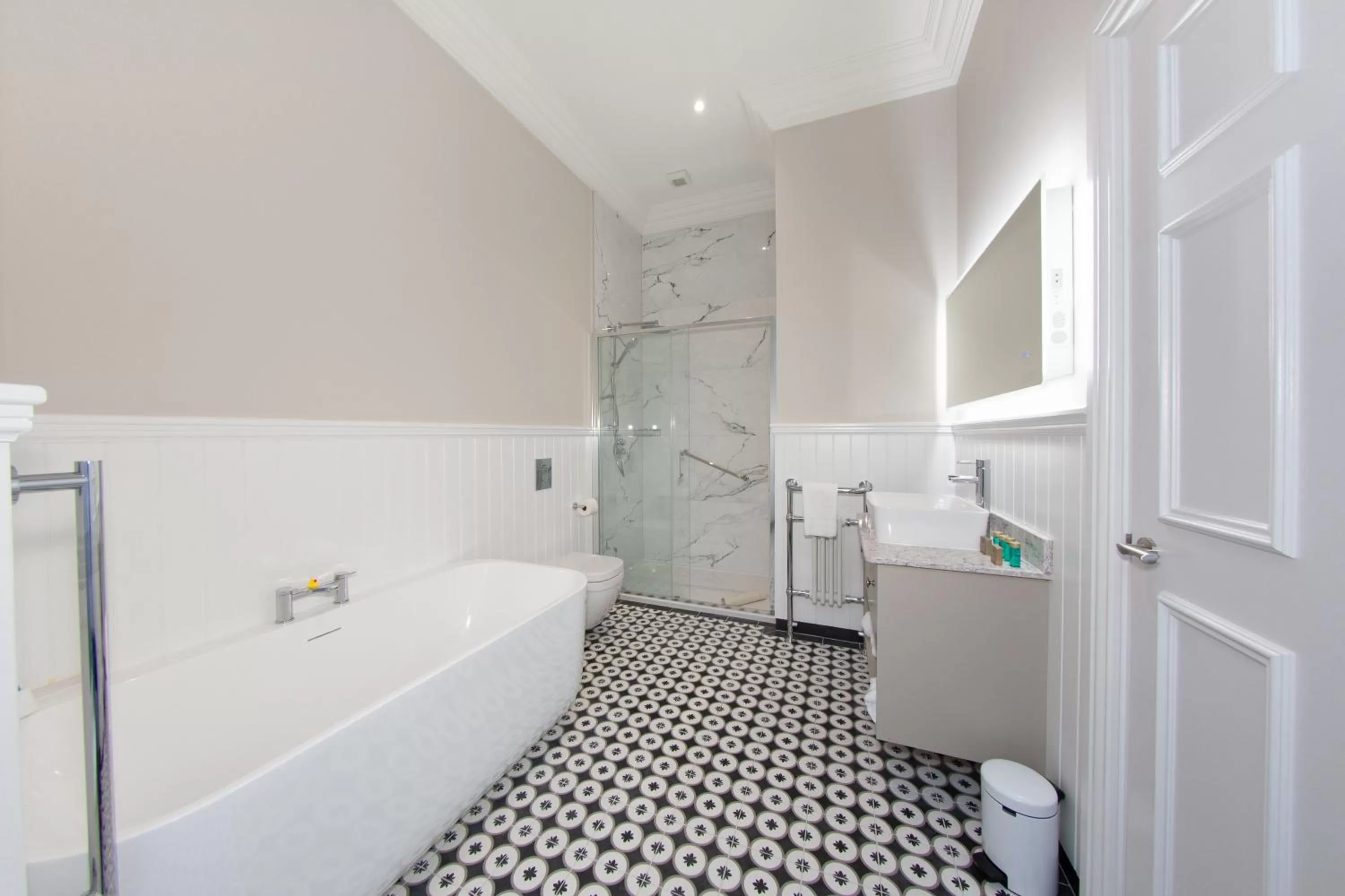 Shower in Commodore Hotel