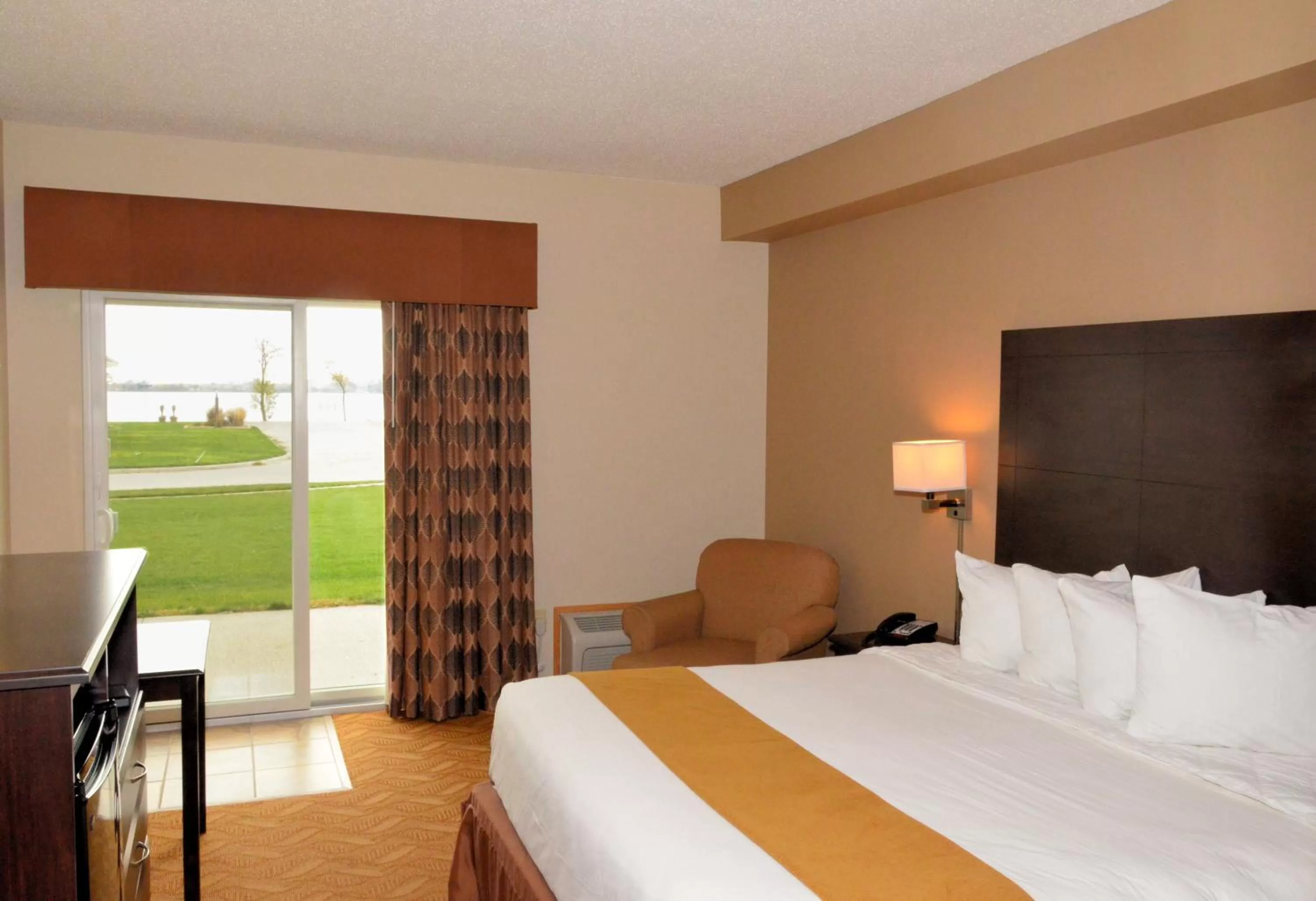 King Suite in Cobblestone Inn & Suites - Lake View