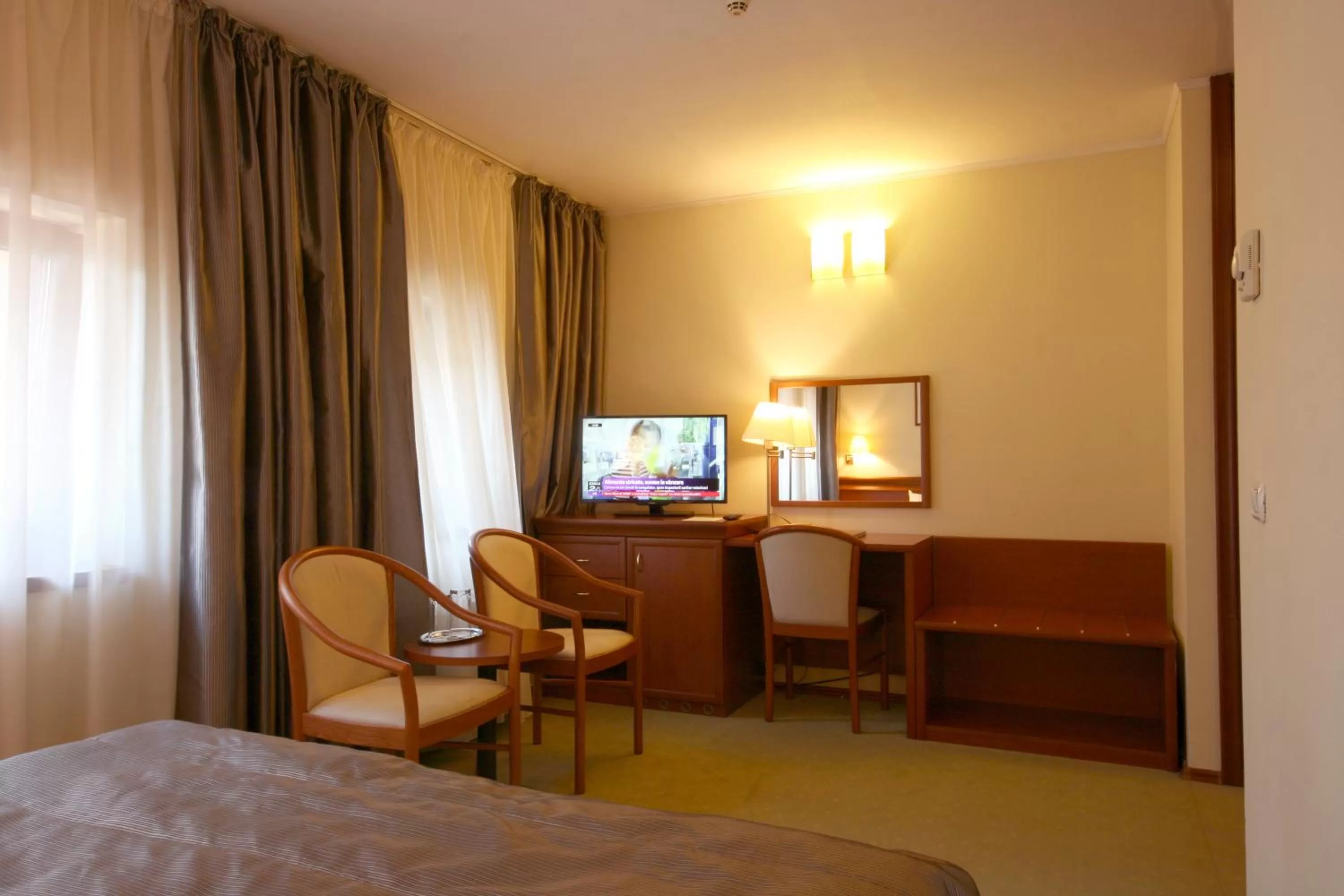 Seating area, Bed in Savoy Hotel